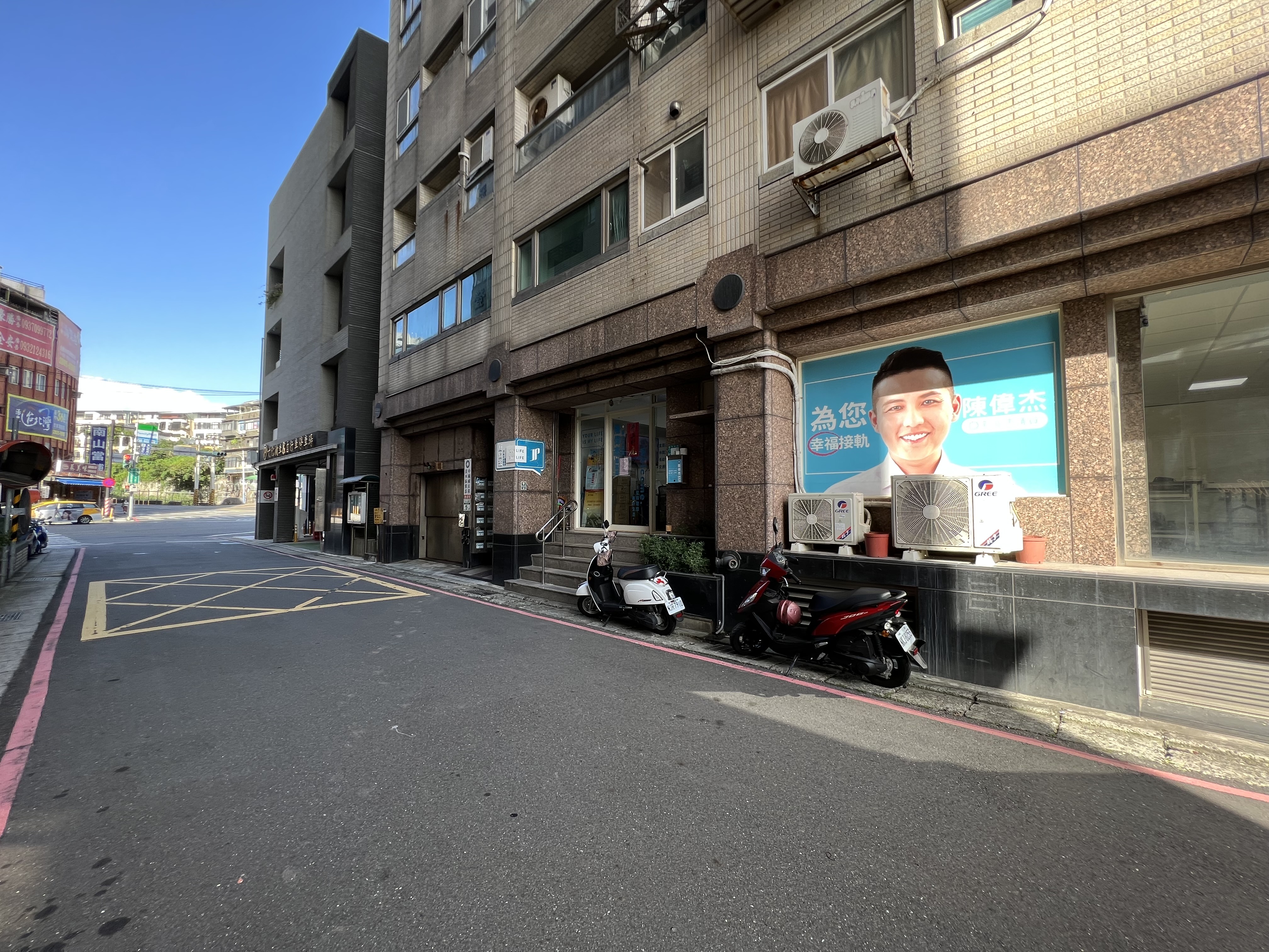 新北市議員陳偉杰被爆料紅線違停現場。