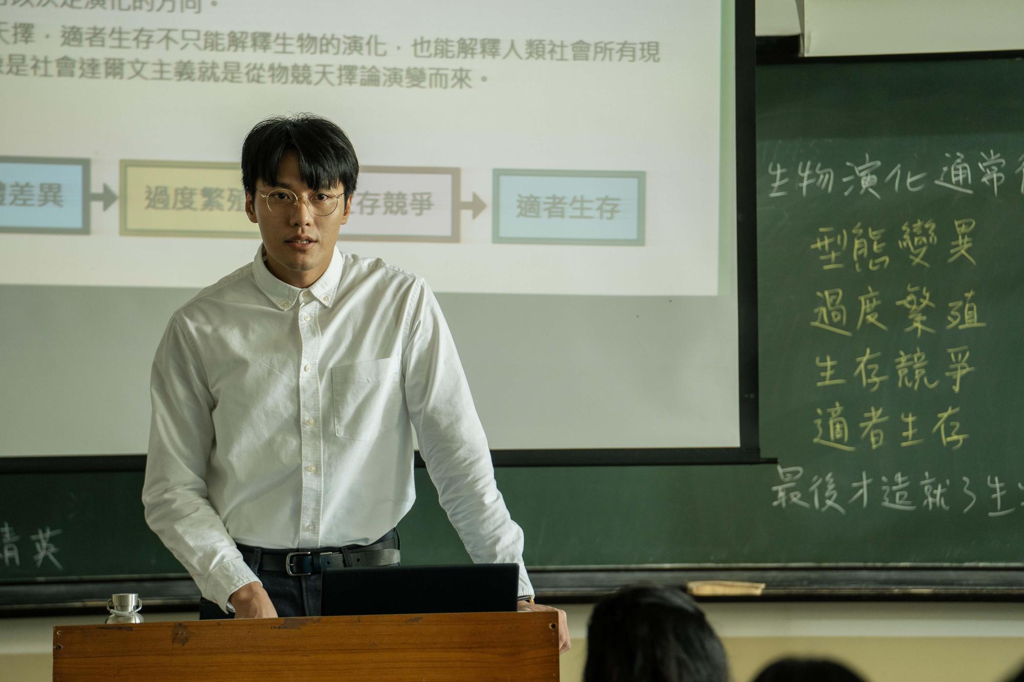 張睿家特別演出《置物櫃少女》單元飾演一名流浪教師。（轉高高娛樂提供）