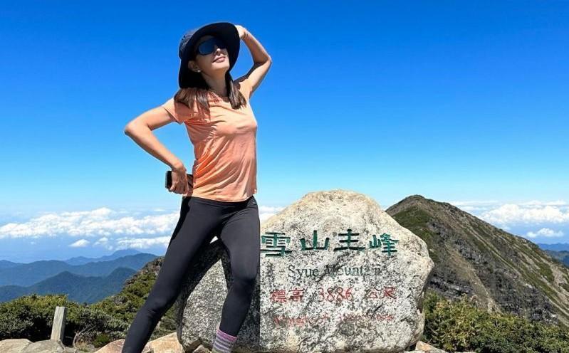 賈永婕耗時12小時終於登上雪山。(翻攝自賈永婕臉書)