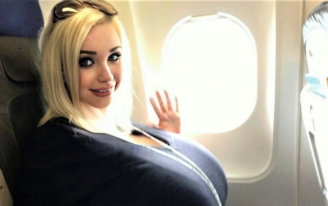 26歲女模蕾雅因胸部太宏偉塞不下經濟艙,不慎推擠到鄰座男乘客,引起對方女友不滿。(翻攝自Leia Parker IG)