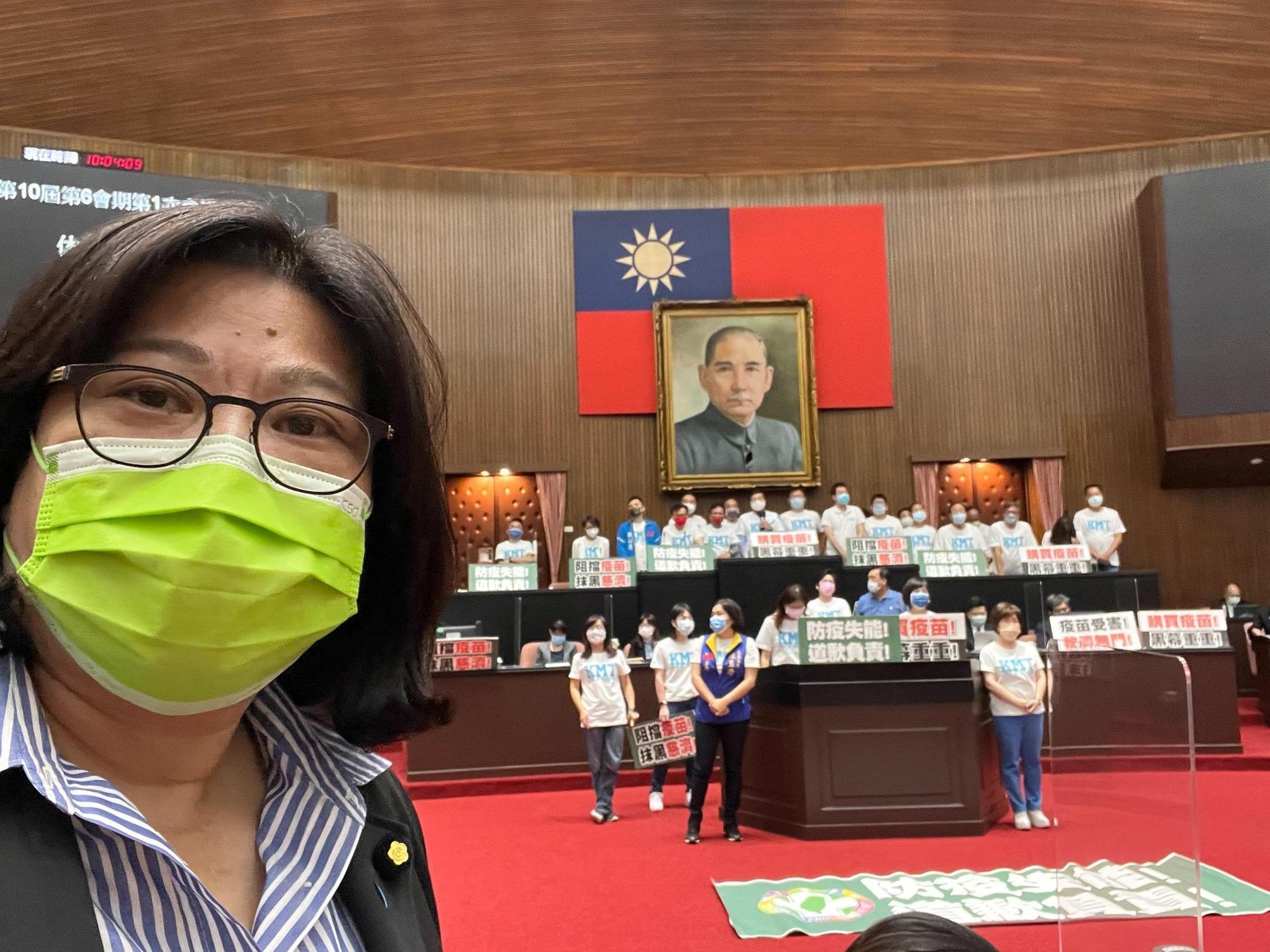 對於國民黨立委占領主席台,讓議事無法進行,綠委王美惠無奈表示「浪費全民的納稅錢」。(翻攝自王美惠臉書)