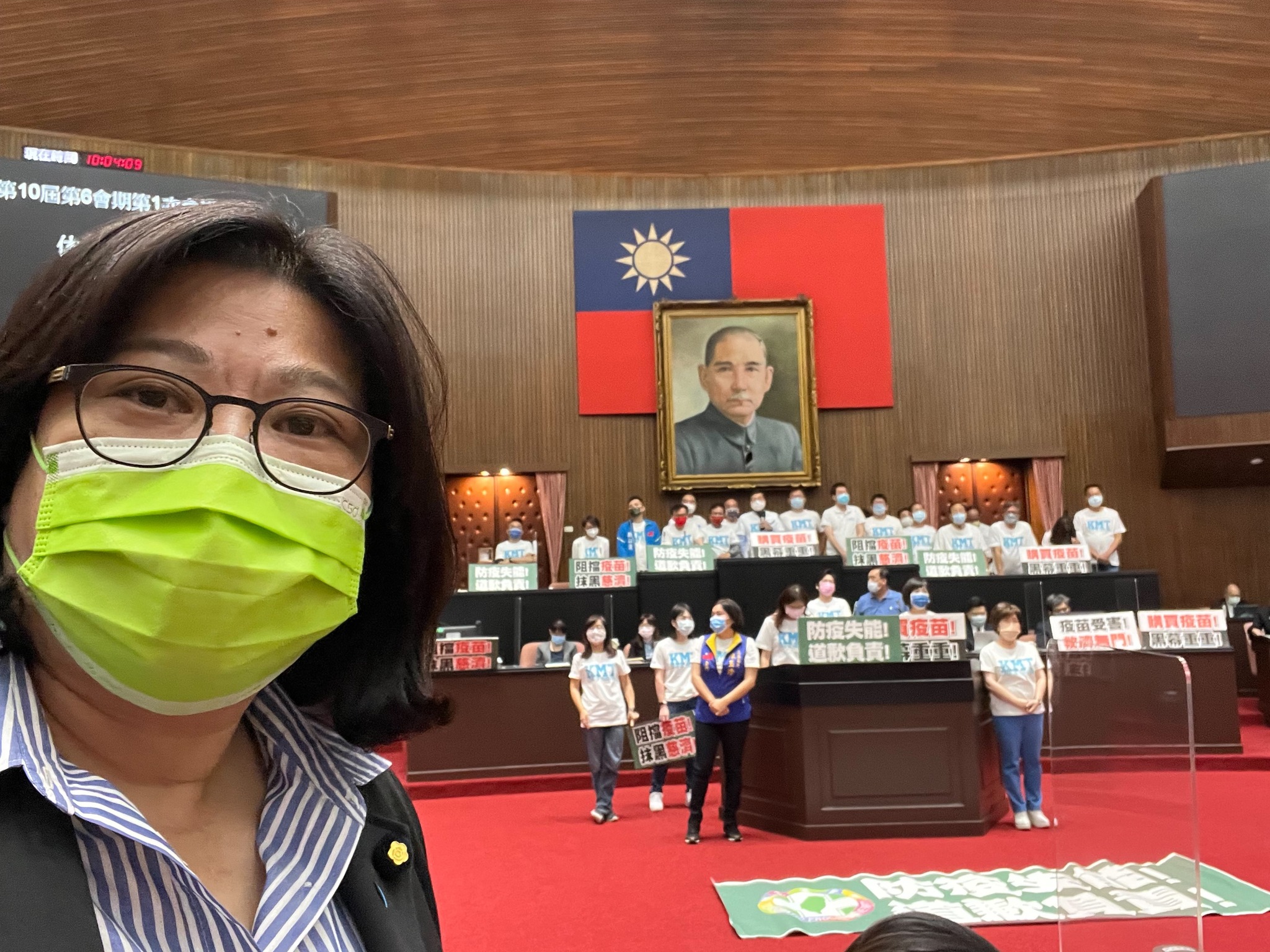 對於國民黨立委占領主席台，讓議事無法進行，綠委王美惠無奈表示「浪費全民的納稅錢」。（翻攝自王美惠臉書）
