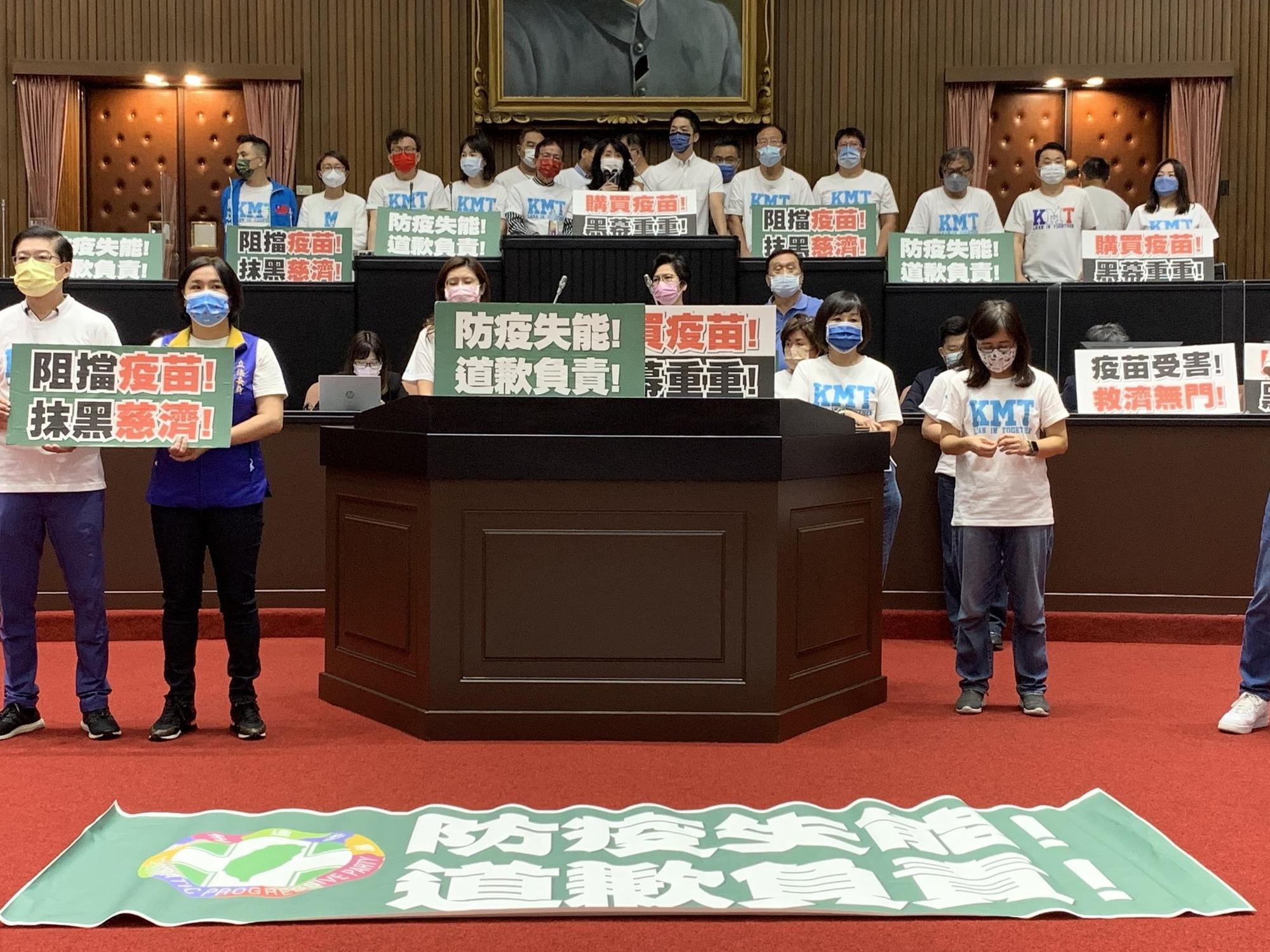 今是立法院本會期開議第一天,國民黨團一早占據主席台杯葛議事,綠委痛批「薪水小偷」。(翻攝自郭國文臉書)