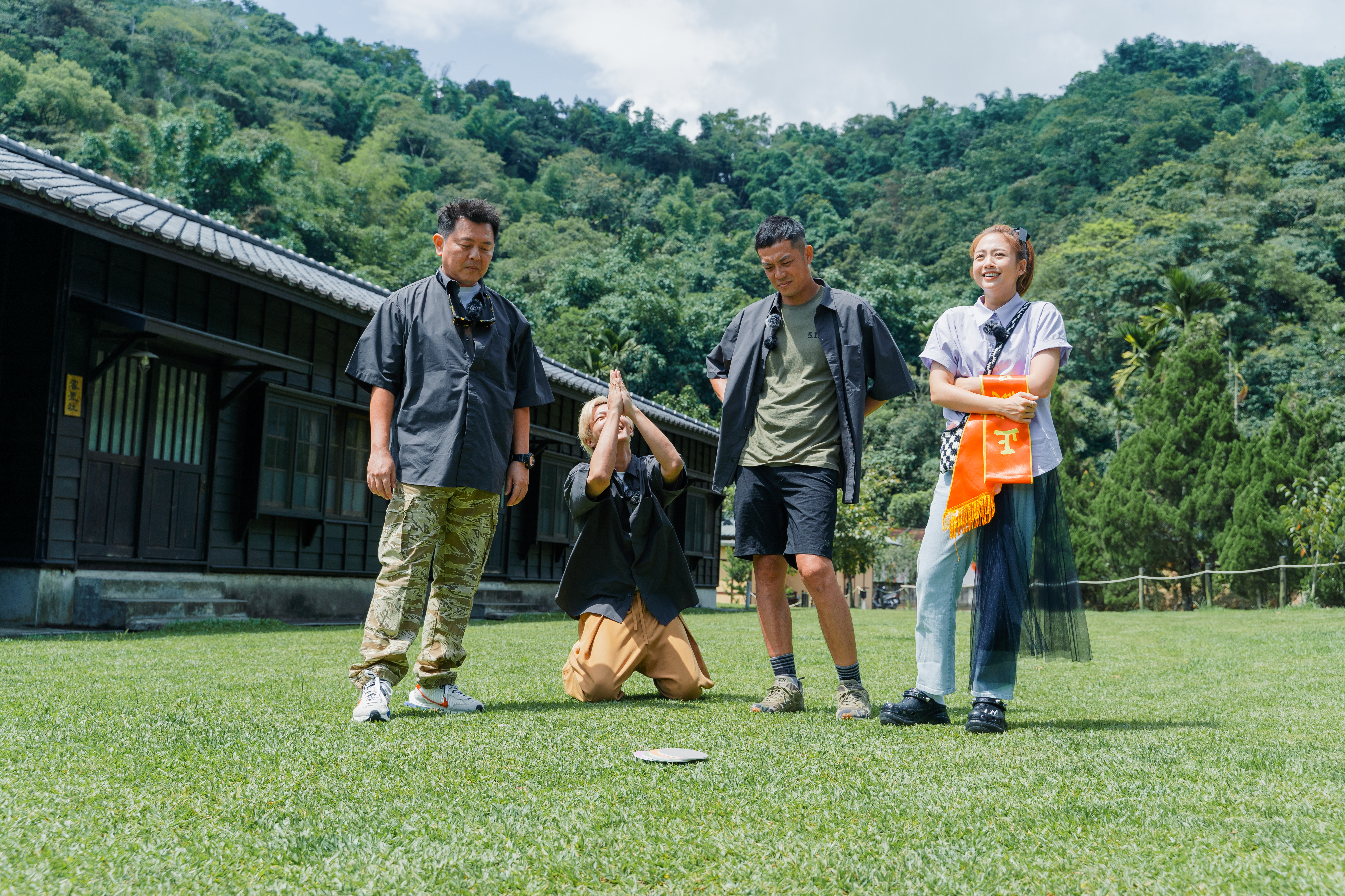 （左起）庹宗康、炎亞綸、姚元浩、吳映潔錄影抽籤決定店長人選。（好看娛樂提供）