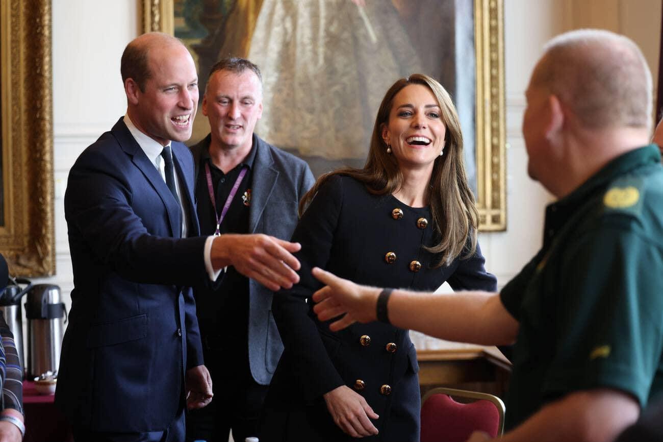 威廉王子和凱特王妃向女王葬禮的工作人員致意。（翻攝The British Royal Family臉書）