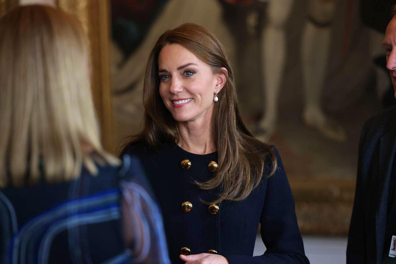 凱特王妃穿著Dolce & Gabbana雙排扣黑色大衣。(翻攝The British Royal Family臉書)