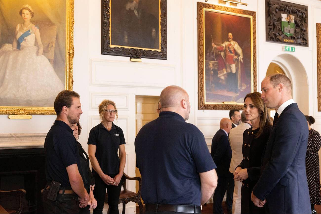 凱特王妃和威廉王子向參與女王國葬的工作人員致意。(翻攝The British Royal Family臉書)