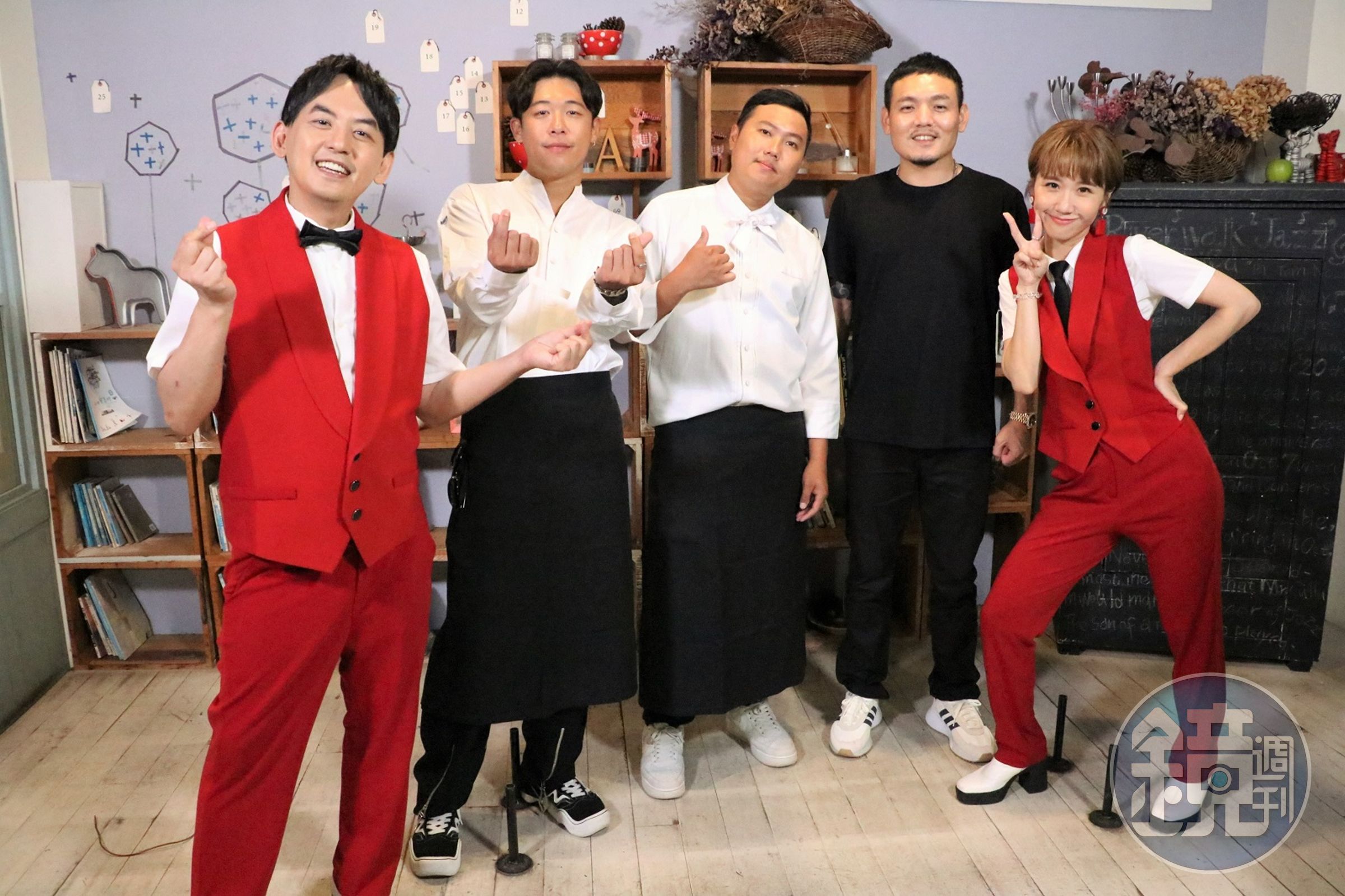 黃子佼（左1）、Lulu（右1）邀請玖壹壹上《婚禮歌手》為新人獻唱。（東森綜合提供）