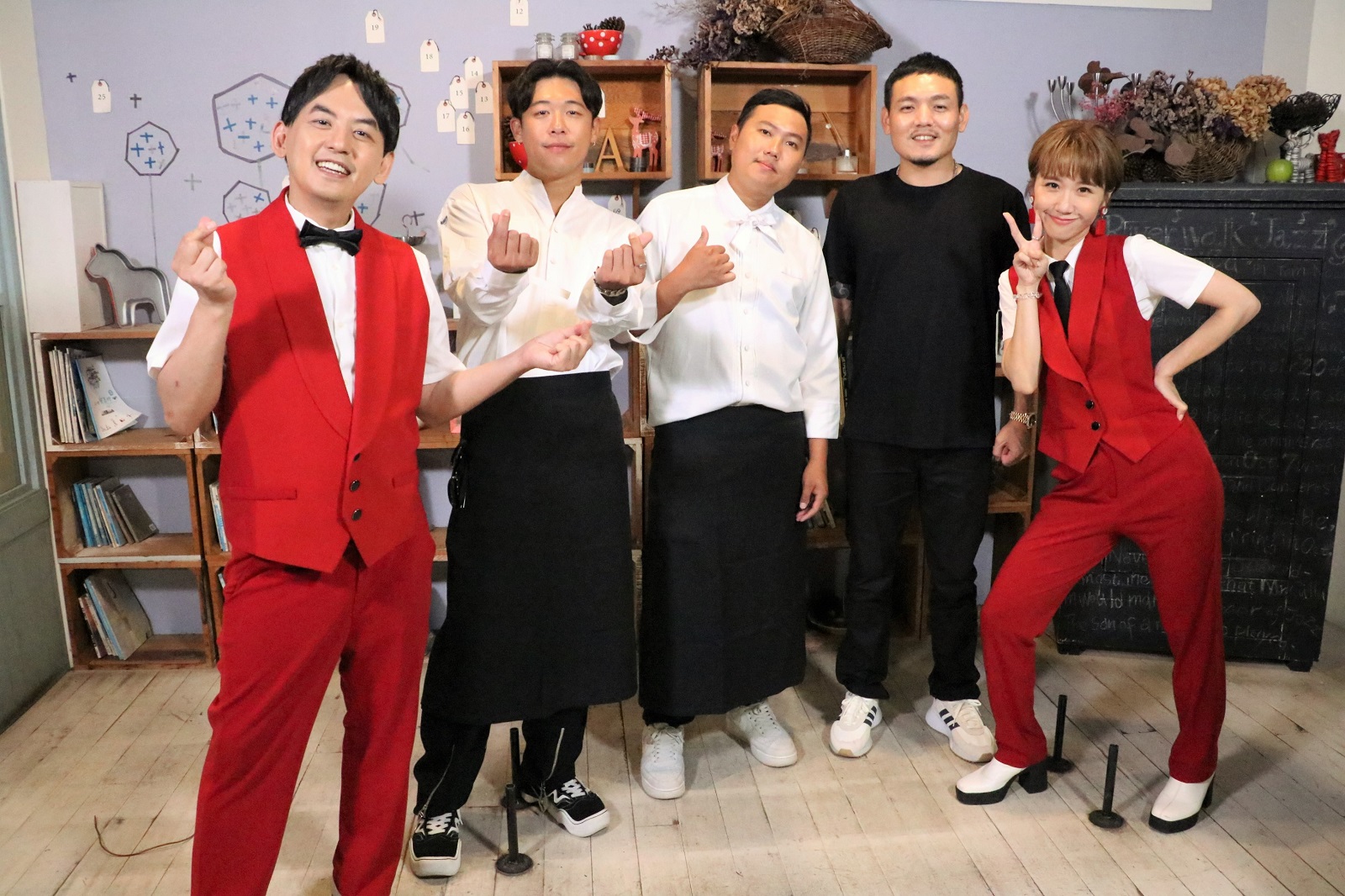 黃子佼（左1）、Lulu（右1）邀請玖壹壹上《婚禮歌手》為新人獻唱。（東森綜合提供）