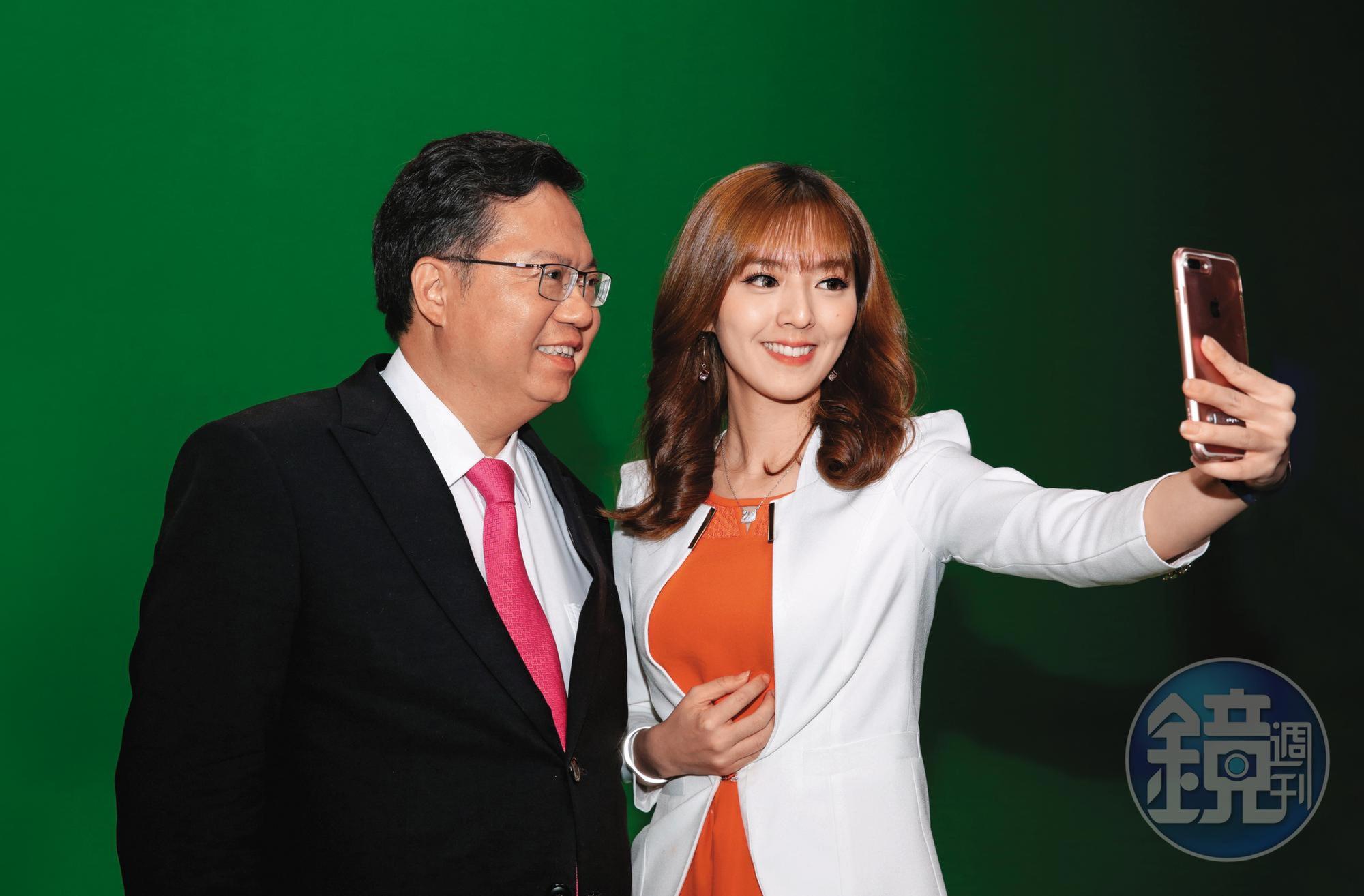 房業涵大學讀新聞系就立志要當記者，畢業後第一次考主播就成功，成為最年輕的新聞主播。左為鄭文燦。