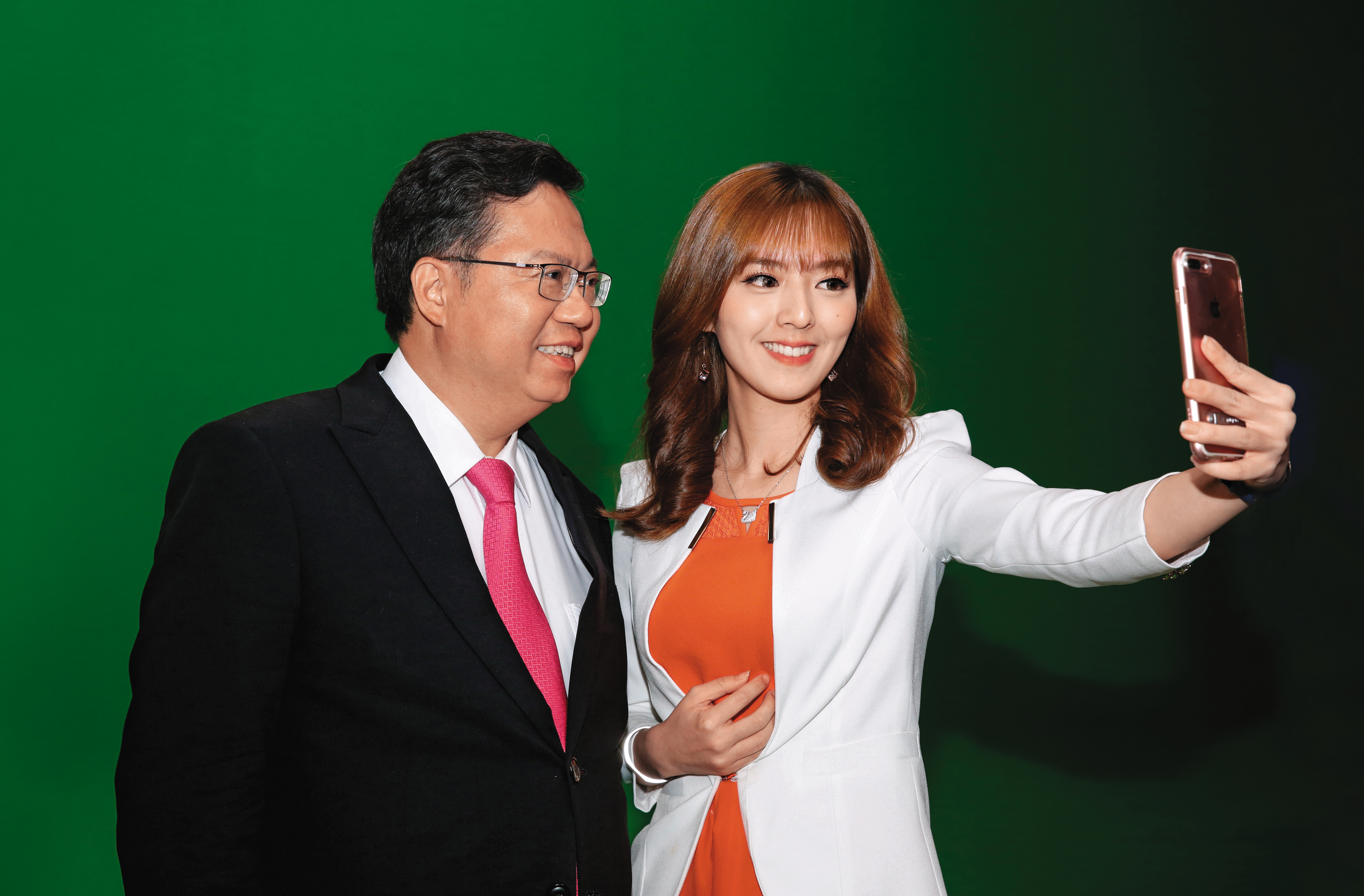 房業涵大學讀新聞系就立志要當記者,畢業後第一次考主播就成功,成為最年輕的新聞主播。左為鄭文燦。