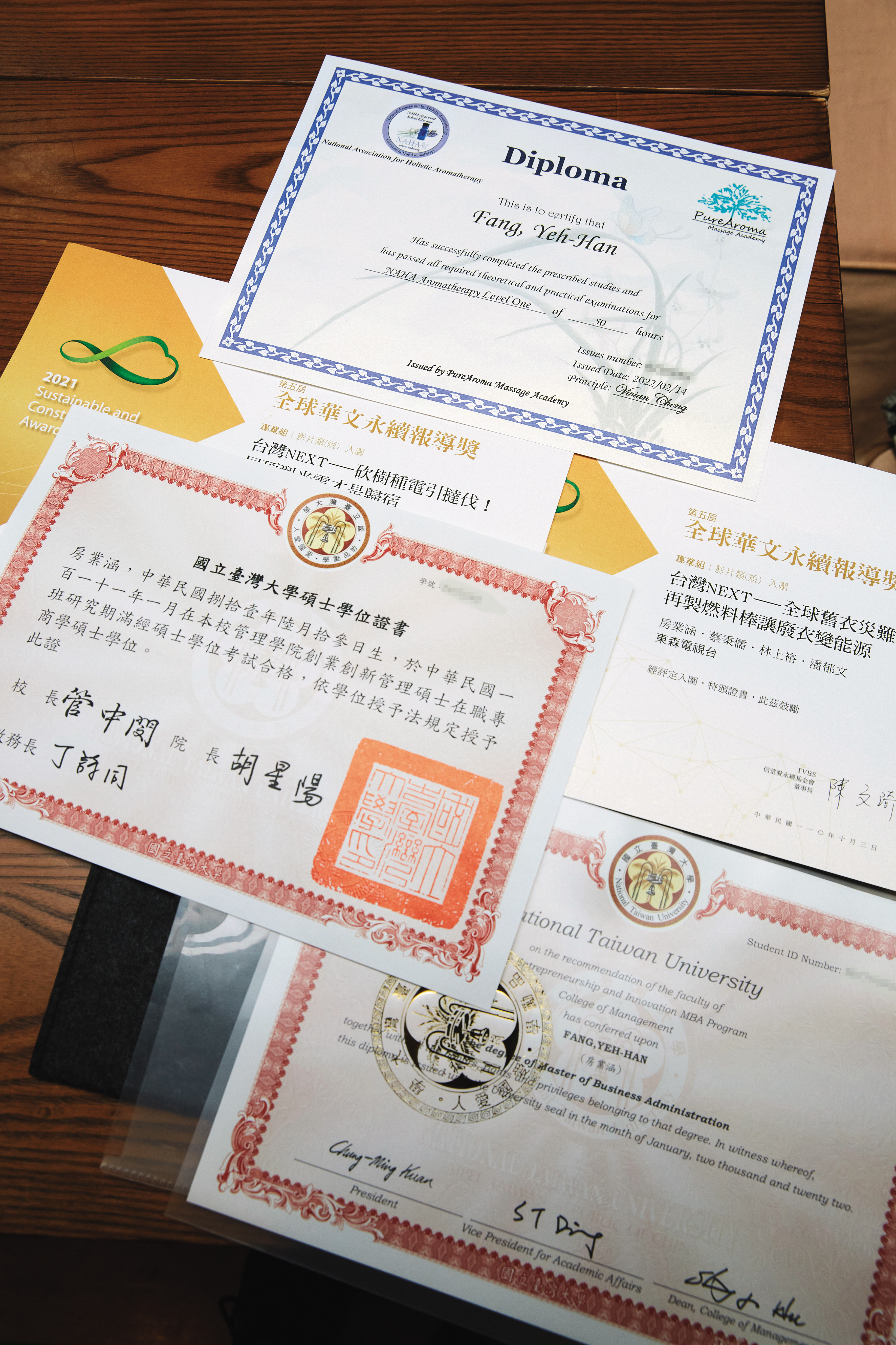 房業涵忙碌主播工作之餘,不忘充實自己,拿到台大EiMBA學位還取得專業芳療證書。