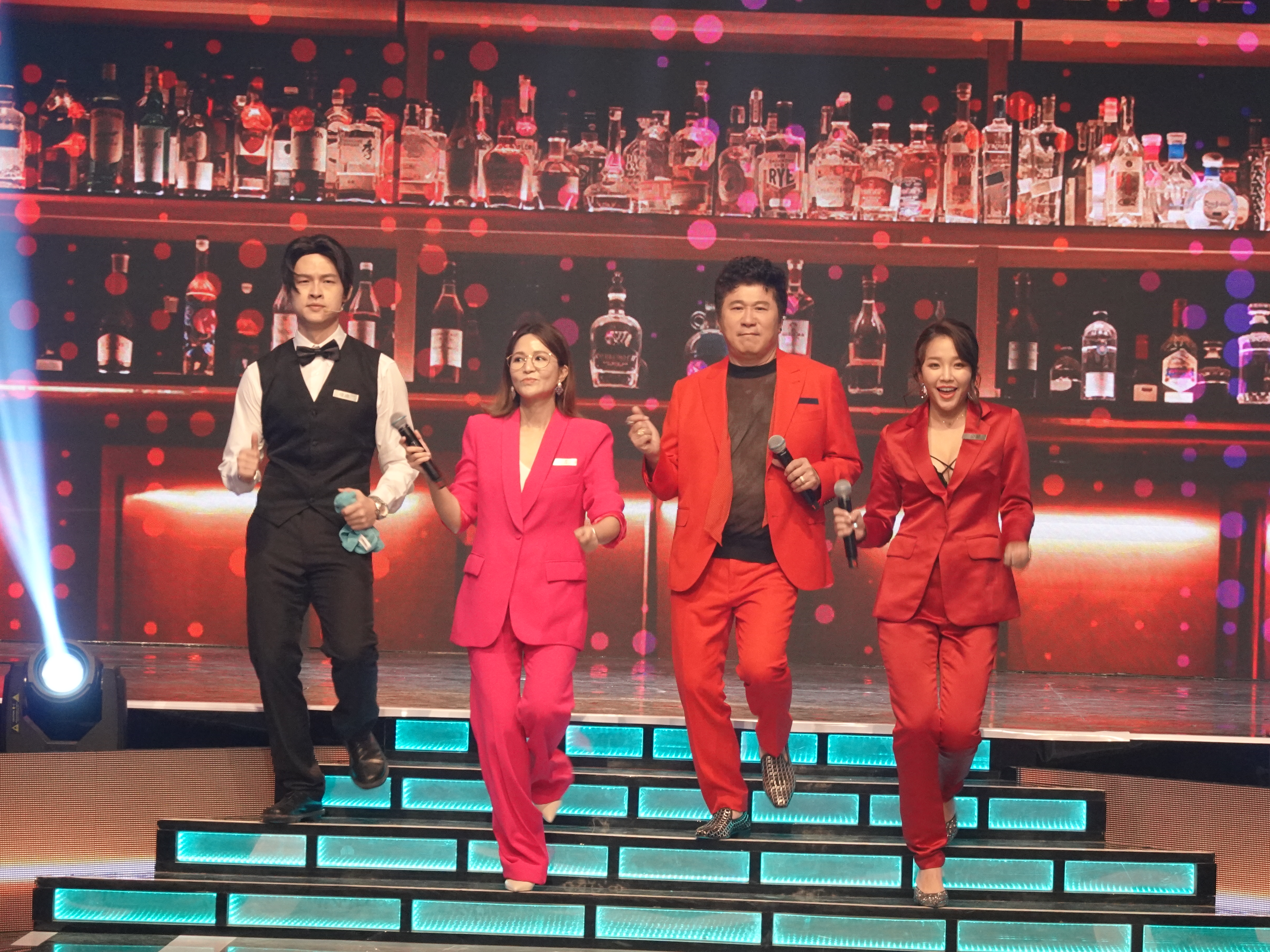 （左起）楊昇達、吳怡霈、胡瓜、賴慧如進棚錄製《最強綜藝秀》。（民視提供）