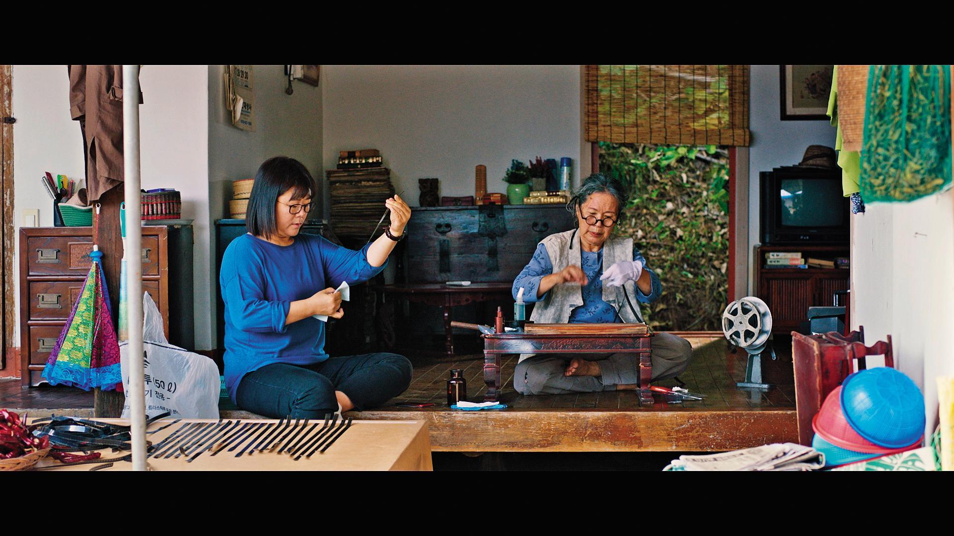 李姃垠(左)在《女影人生》飾演電影導演,與曾擔任剪輯師的李珠實(右)攜手修復經典電影《女法官》的膠捲。(可樂電影提供)