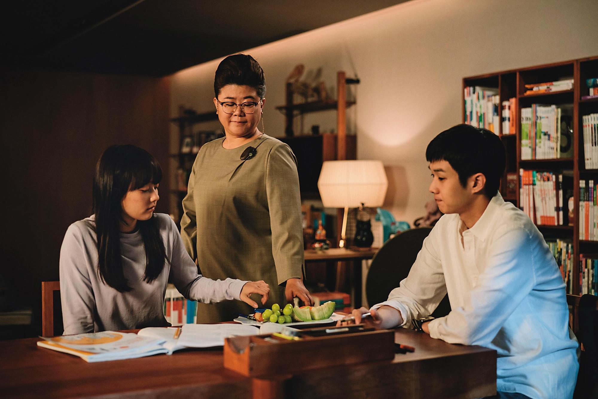 李姃垠(中)在奧斯卡最佳影片《寄生上流》中飾演備受信任的管家,她以該角色榮獲大鐘獎最佳女配角肯定。(翻攝自Daum Movie)