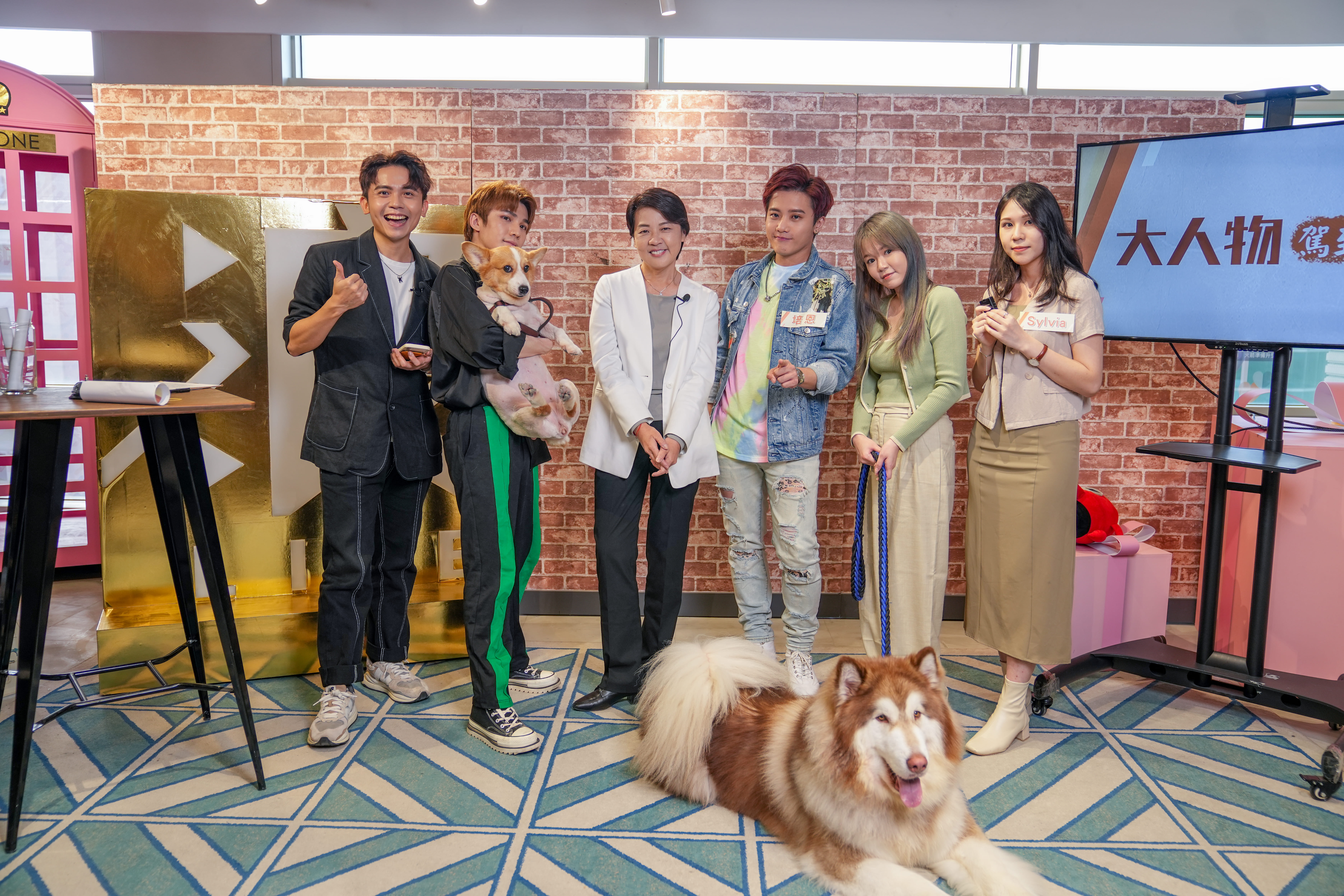 首集《大人物駕到+》全員大合照（左起主持人黃豪平、直播主佐易、台北市長參選人黃珊珊、直播主培恩、直播主莉莉、遊戲陪玩師Sylvia）