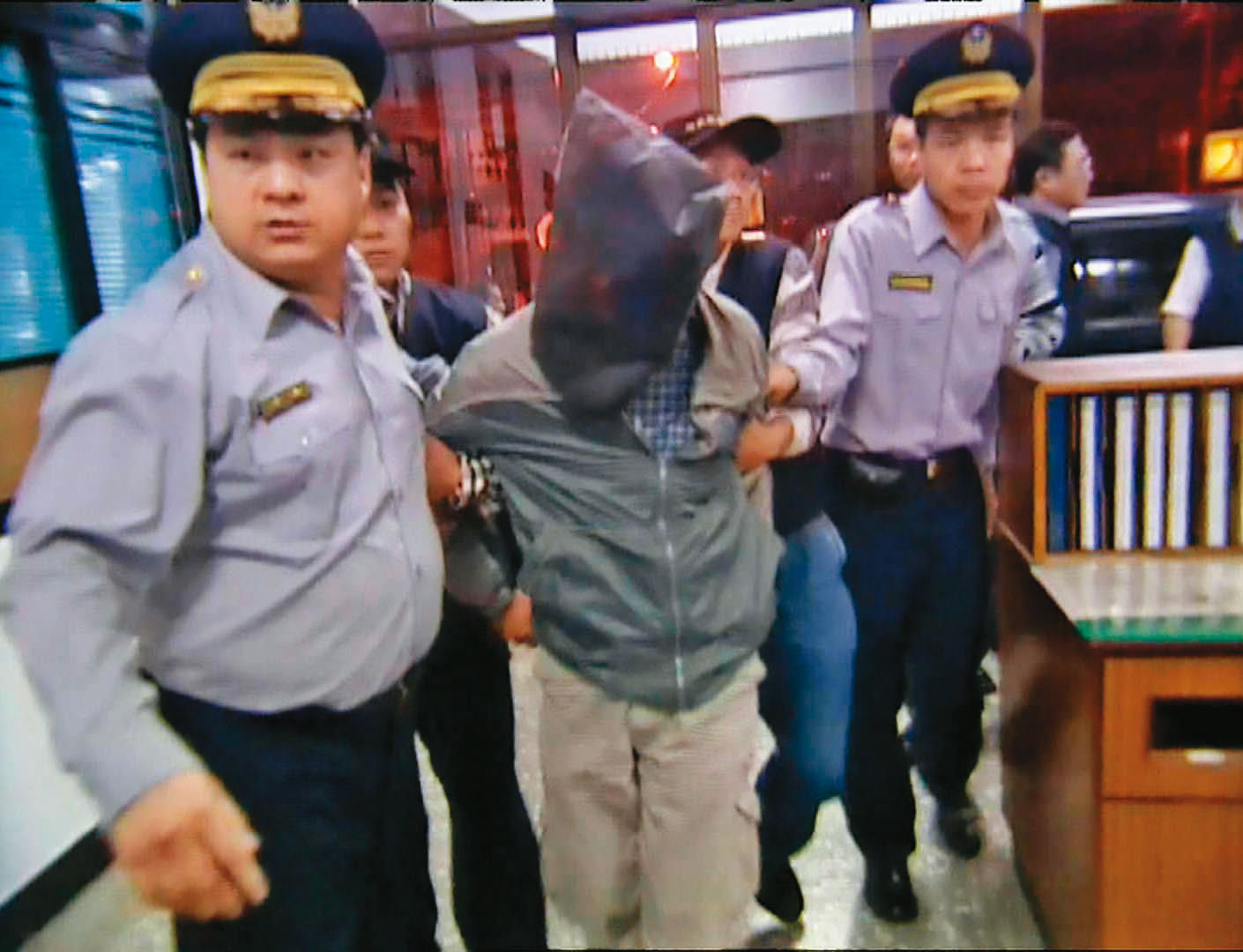 警方根據事證鎖定曾思儒（中）犯案，他自知難逃法網，決定投案。（東森新聞提供）