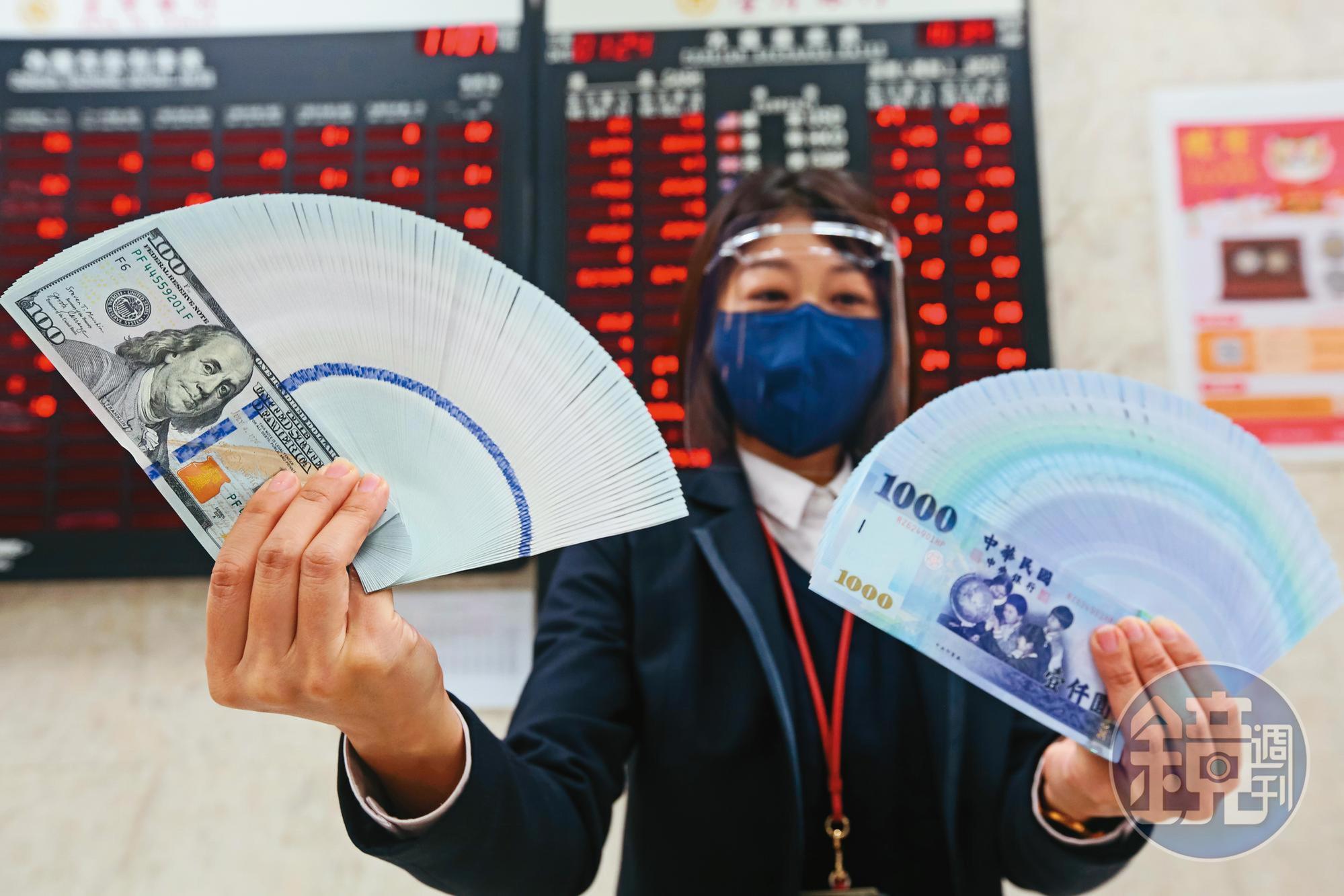 對黃烽旗來說，資產配置第一步是貨幣配置，美元及新台幣資產應各半。
