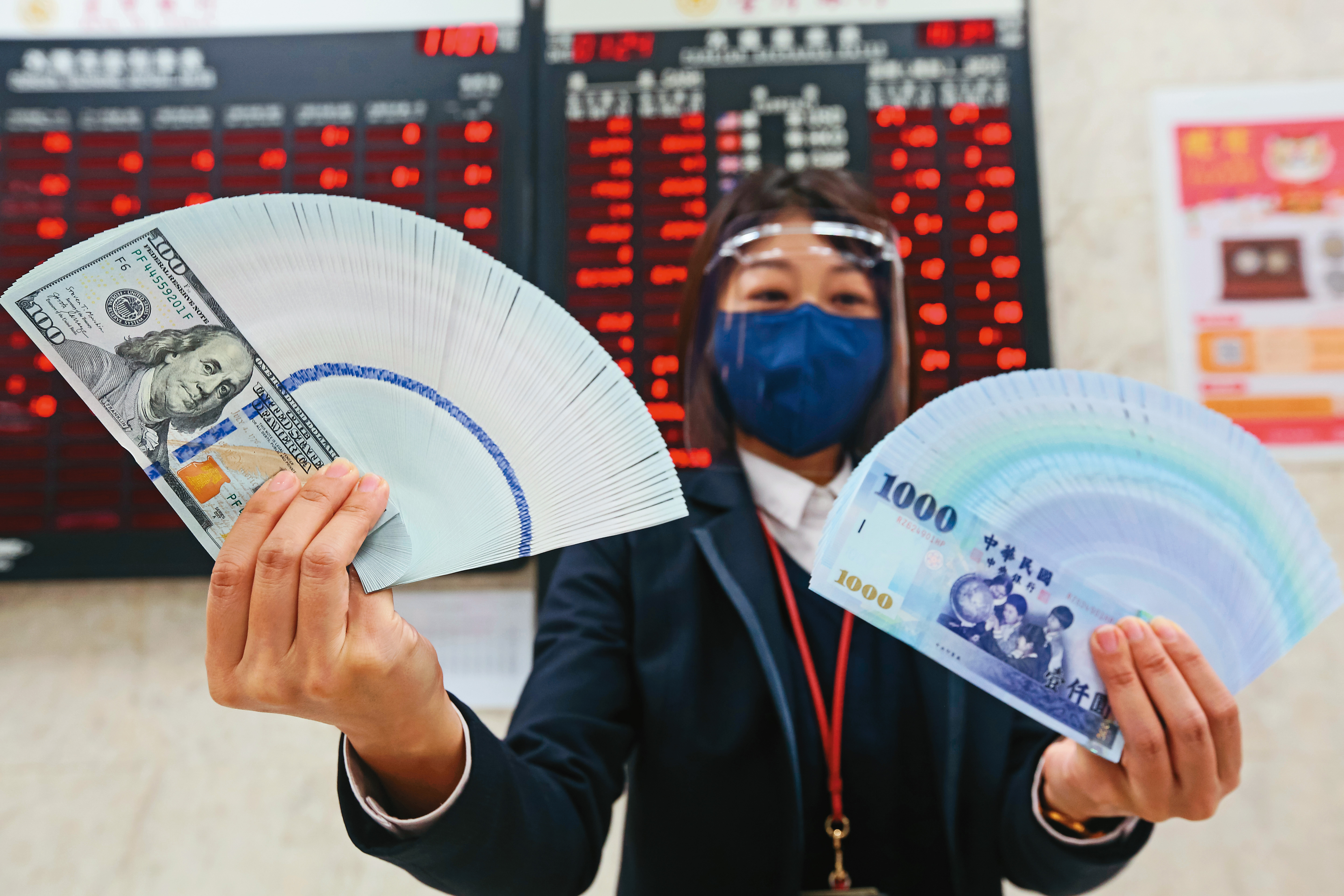 對黃烽旗來說，資產配置第一步是貨幣配置，美元及新台幣資產應各半。