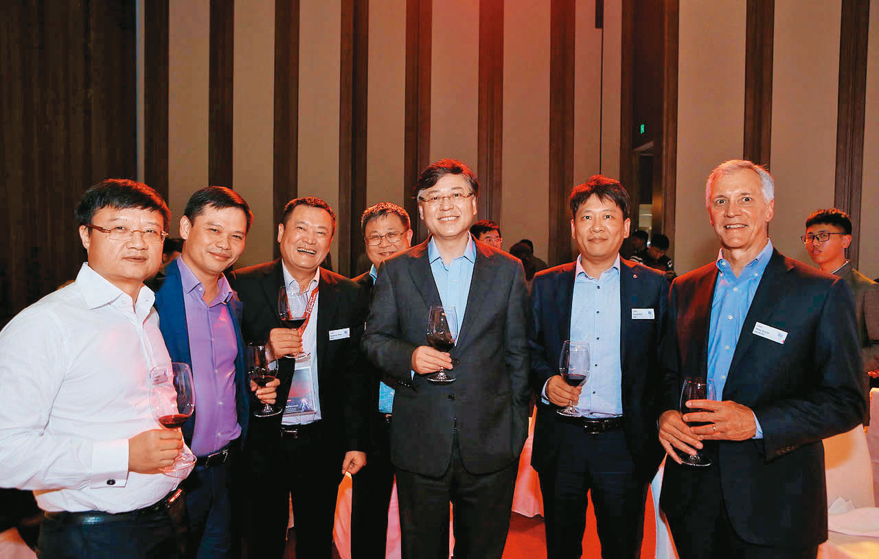 散熱模組大廠奇鋐董事長沈慶行(左3)與中國品牌廠關係深厚,藉此幫旗下富世達打入中國摺疊手機供應鏈。(翻攝奇鋐官網)