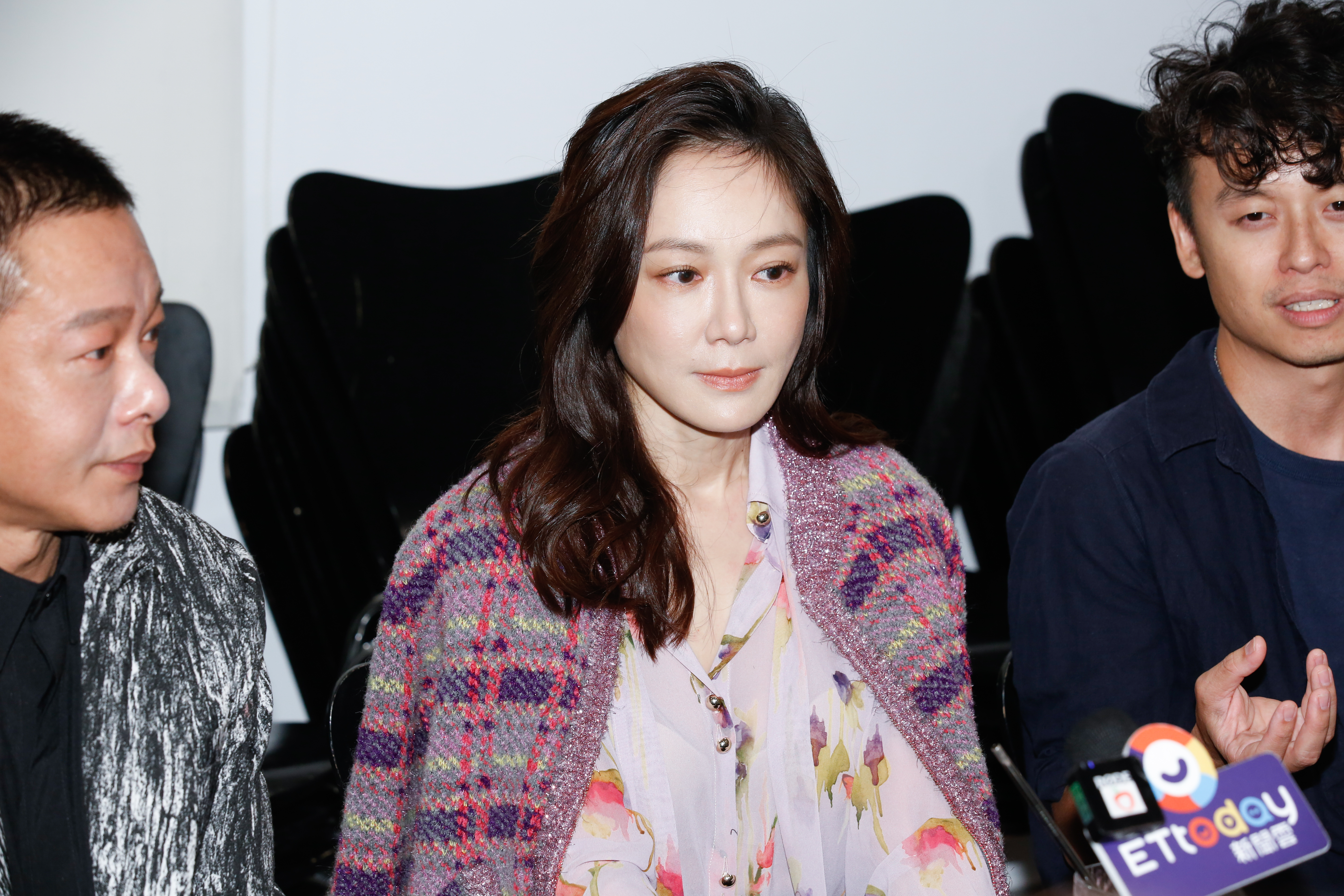 尹馨在《童話・世界》演出為李康生辯護的律師，她也因此思考了人與惡、與善之間的距離。