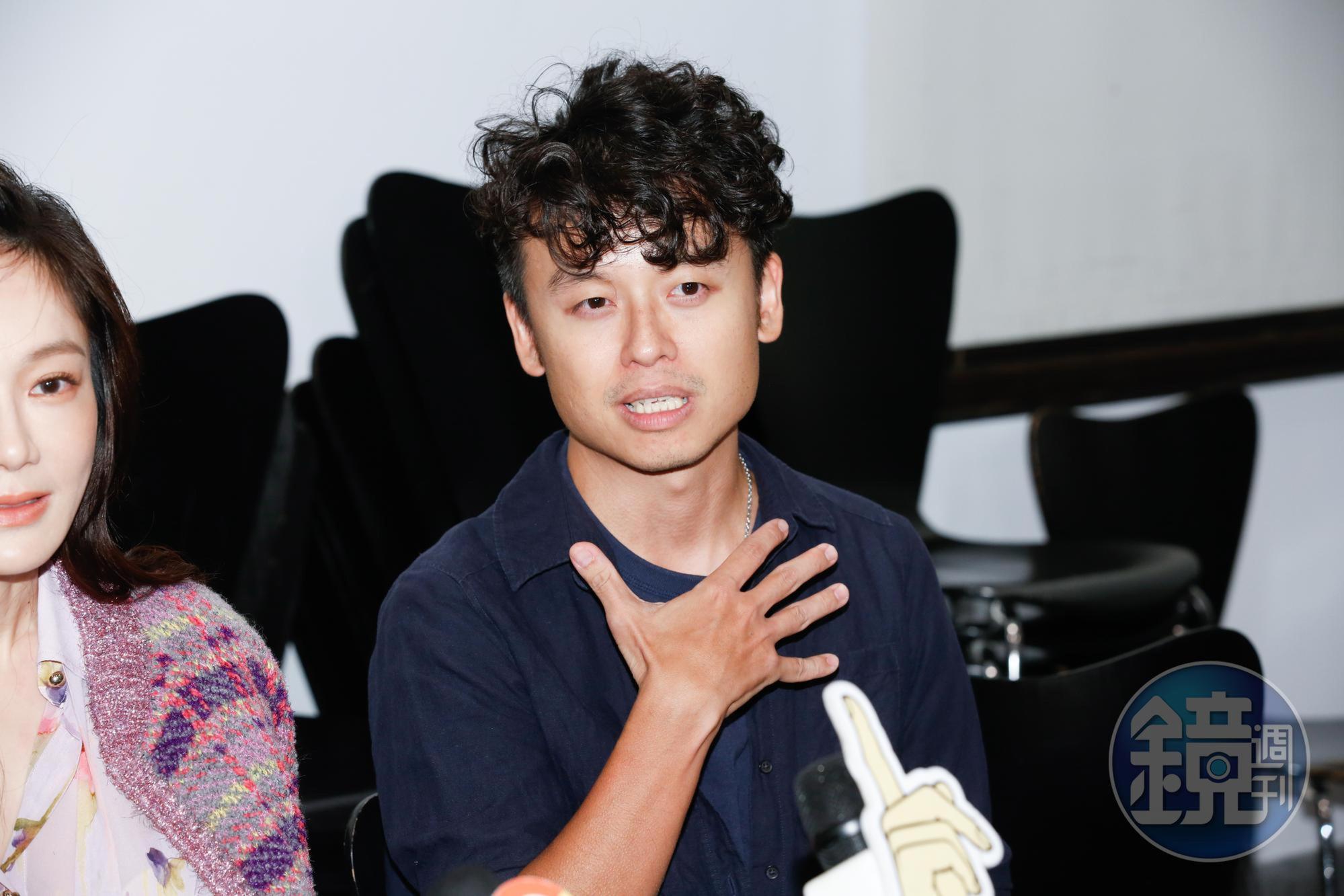 《童話・世界》是導演唐福睿第一部作品,一個新導演面對資深演員時,他感謝也曾擔任導演的李康生給他想法,「康哥現場常給我想法刺激。」