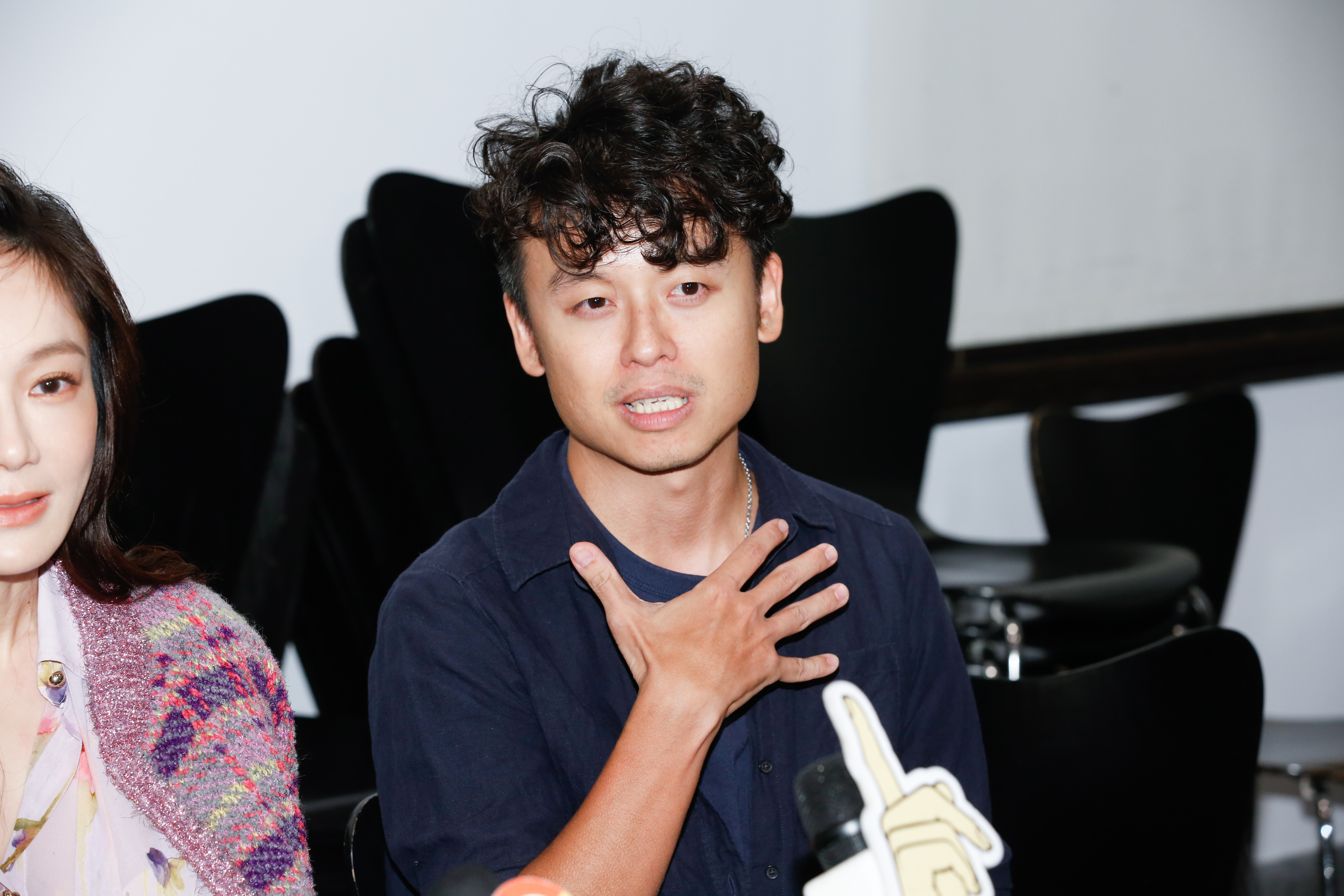 《童話・世界》是導演唐福睿第一部作品,一個新導演面對資深演員時,他感謝也曾擔任導演的李康生給他想法,「康哥現場常給我想法刺激。」