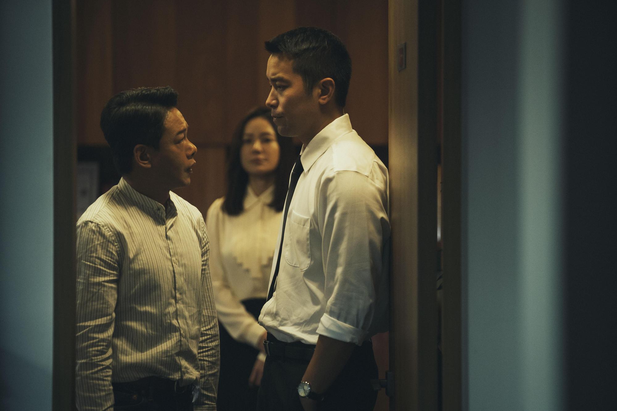 李康生在《童話・世界》演出狼師,玩弄著女學生,而張孝全演出的律師愛慕著同一個女學生。(傳影互動提供)