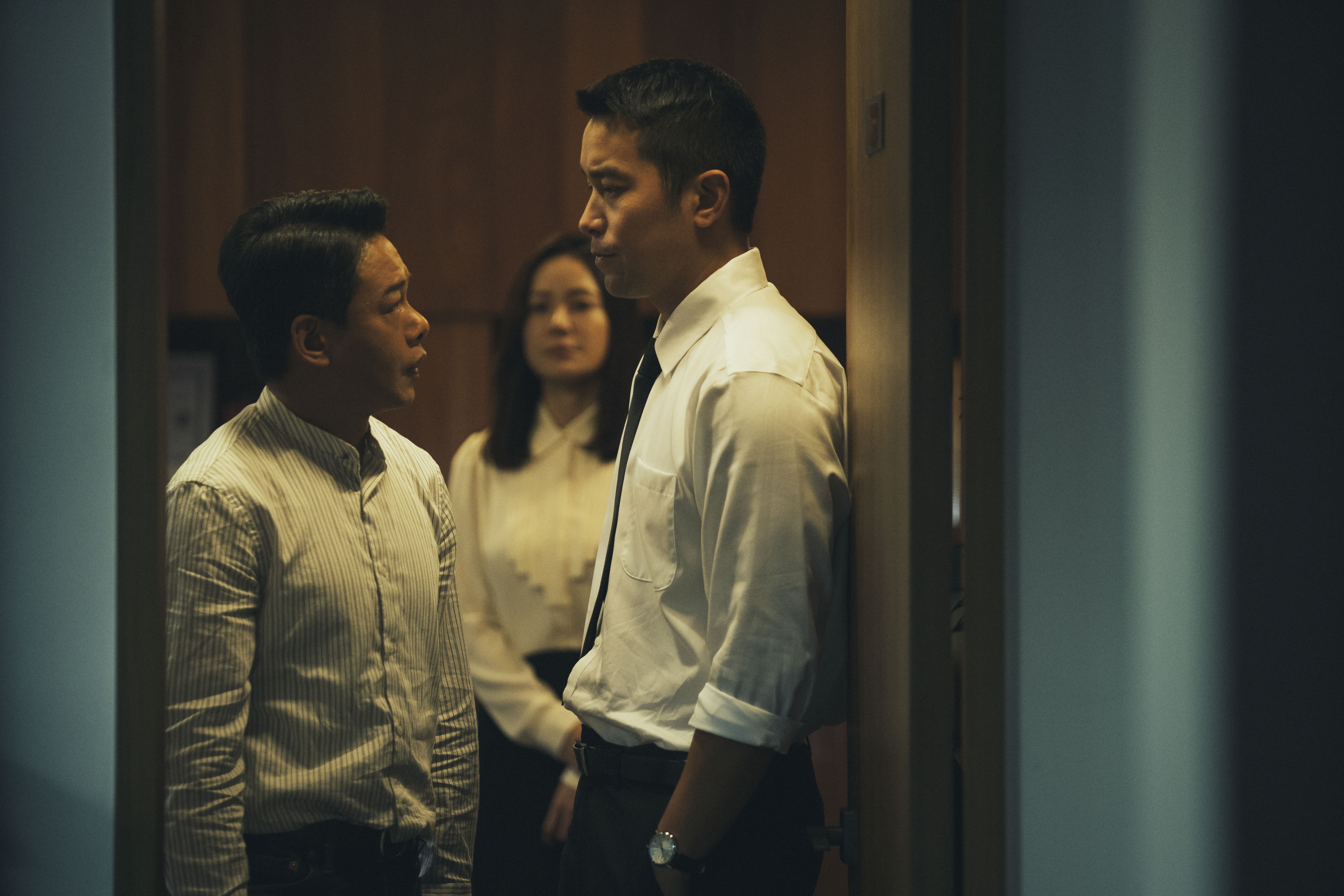 李康生在《童話・世界》演出狼師,玩弄著女學生,而張孝全演出的律師愛慕著同一個女學生。(傳影互動提供)