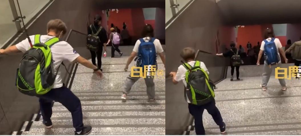 網友爬完黃山後搭高鐵返家,下樓梯時因鐵腿,因而走路雙腳僵直、身體搖晃宛如喪屍出行。(翻攝微博)