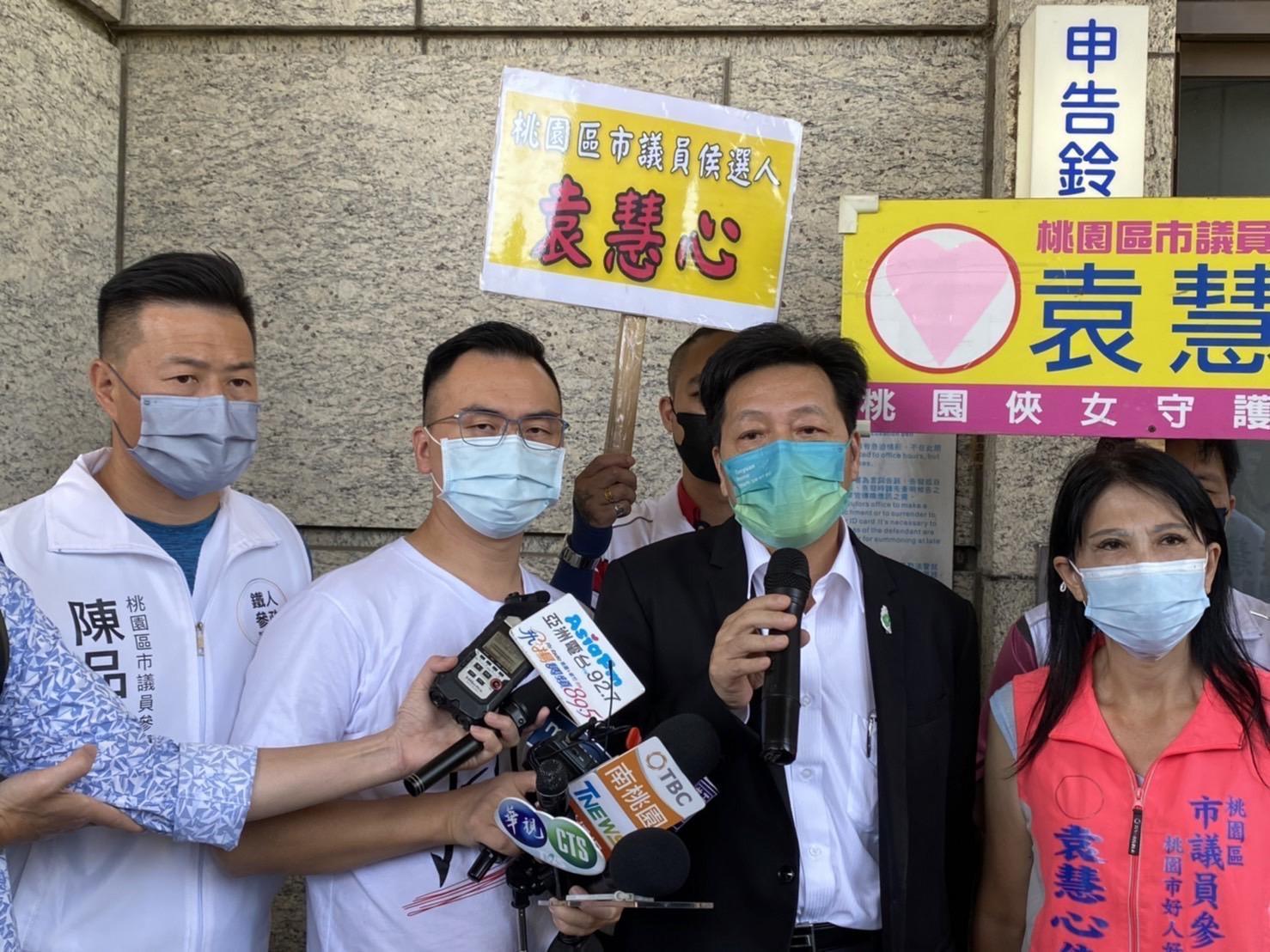 鄭寶清(右二)今上午赴地檢署按鈴告發鄭文燦瀆職、背信、圖利。(翻攝自鄭寶清臉書)