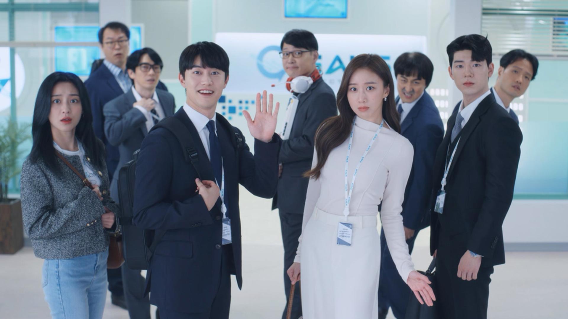 郭東延（前排左二）在《高斯電子公司》首度演出男主角。（龍華電視提供）