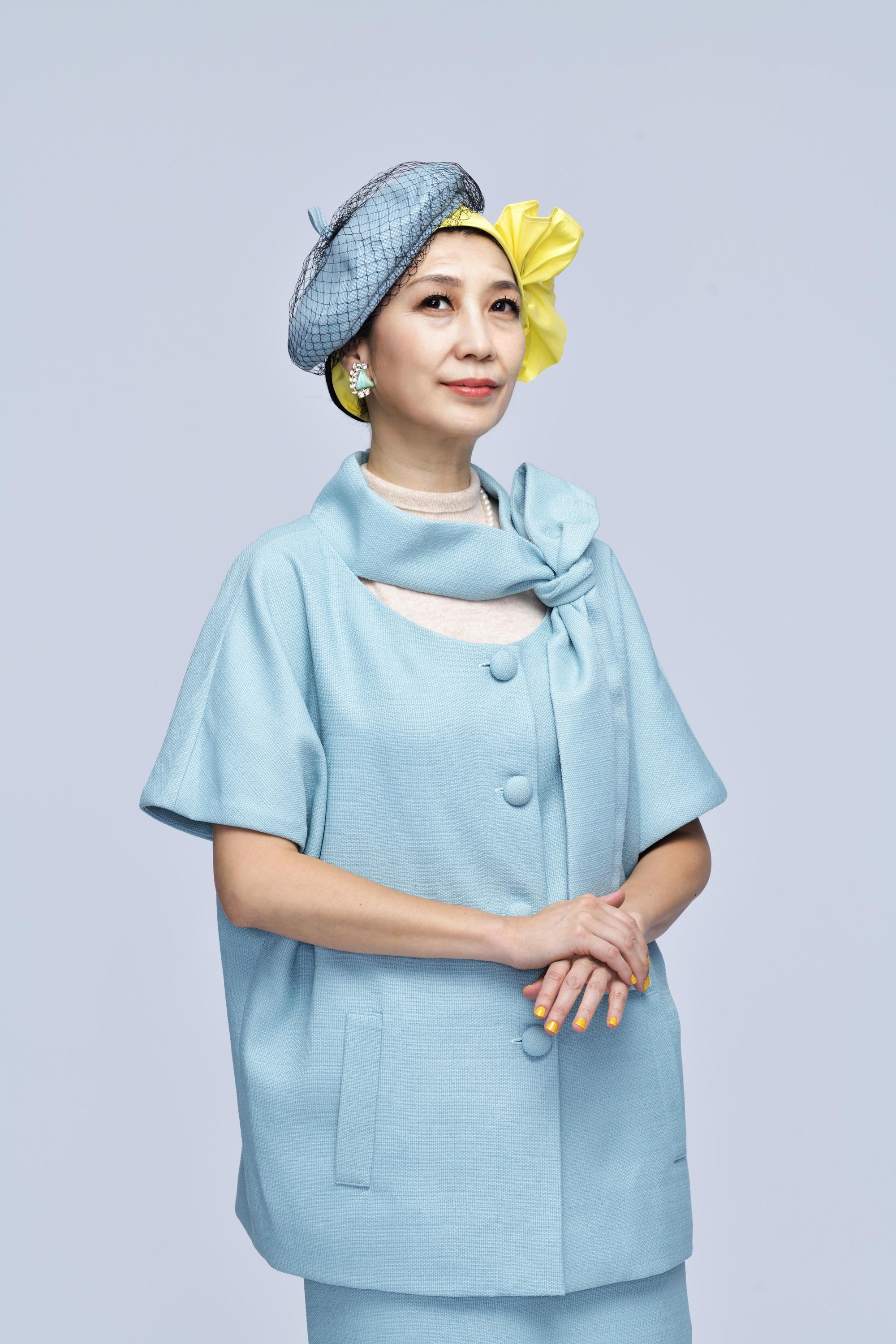 在舞台劇《明星養老院》劇中又演又唱還彈琴,讓黃嘉千每次演出都像在度假。(金星文創提供)
