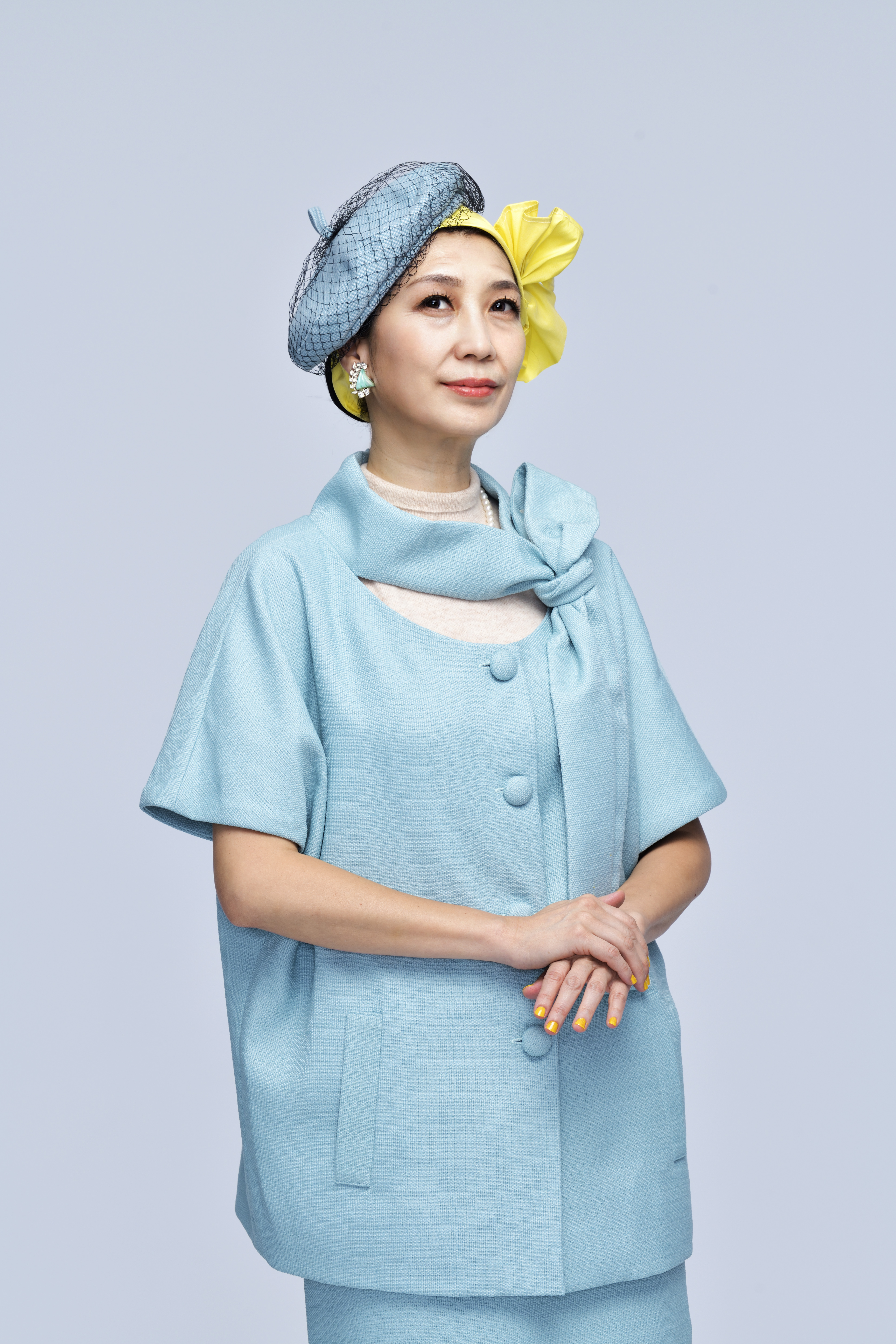 在舞台劇《明星養老院》劇中又演又唱還彈琴，讓黃嘉千每次演出都像在度假。（金星文創提供）