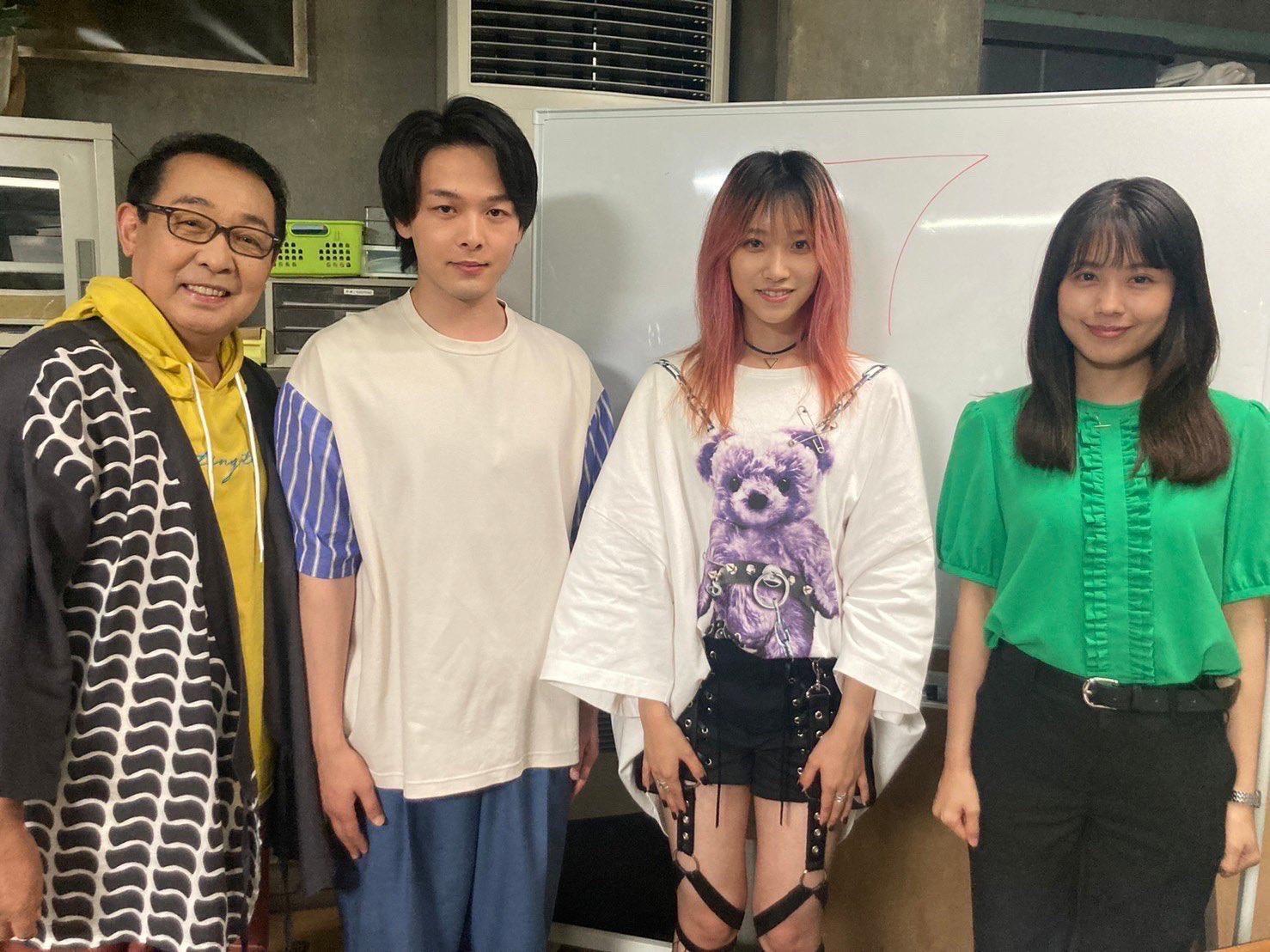 片岡凜（右二）是片岡達也的女兒，今年首次出演電視劇，並和中村倫也（左二）及有村架純（右一）合作。（翻攝自@ishihane_tbs twitter）