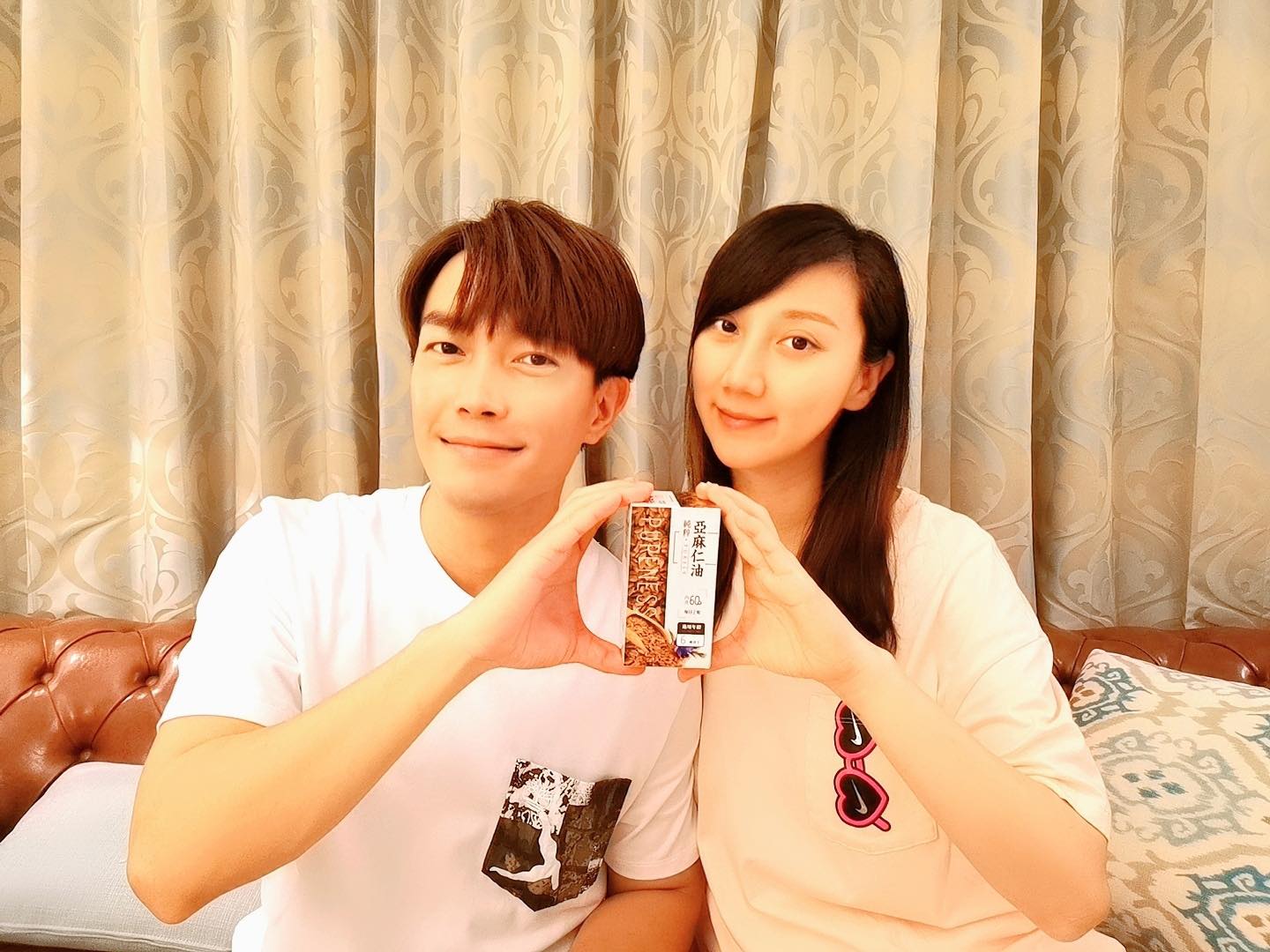 許仁杰（左）終於發聲明，不再指責老婆亞希（右），決意離婚；過往他們曾經一起接過業配。（翻攝許仁杰臉書）