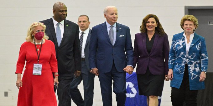 「愛車人」拜登出席底特律自動車展，和女州長（右2）手牽手。（翻攝自推特）