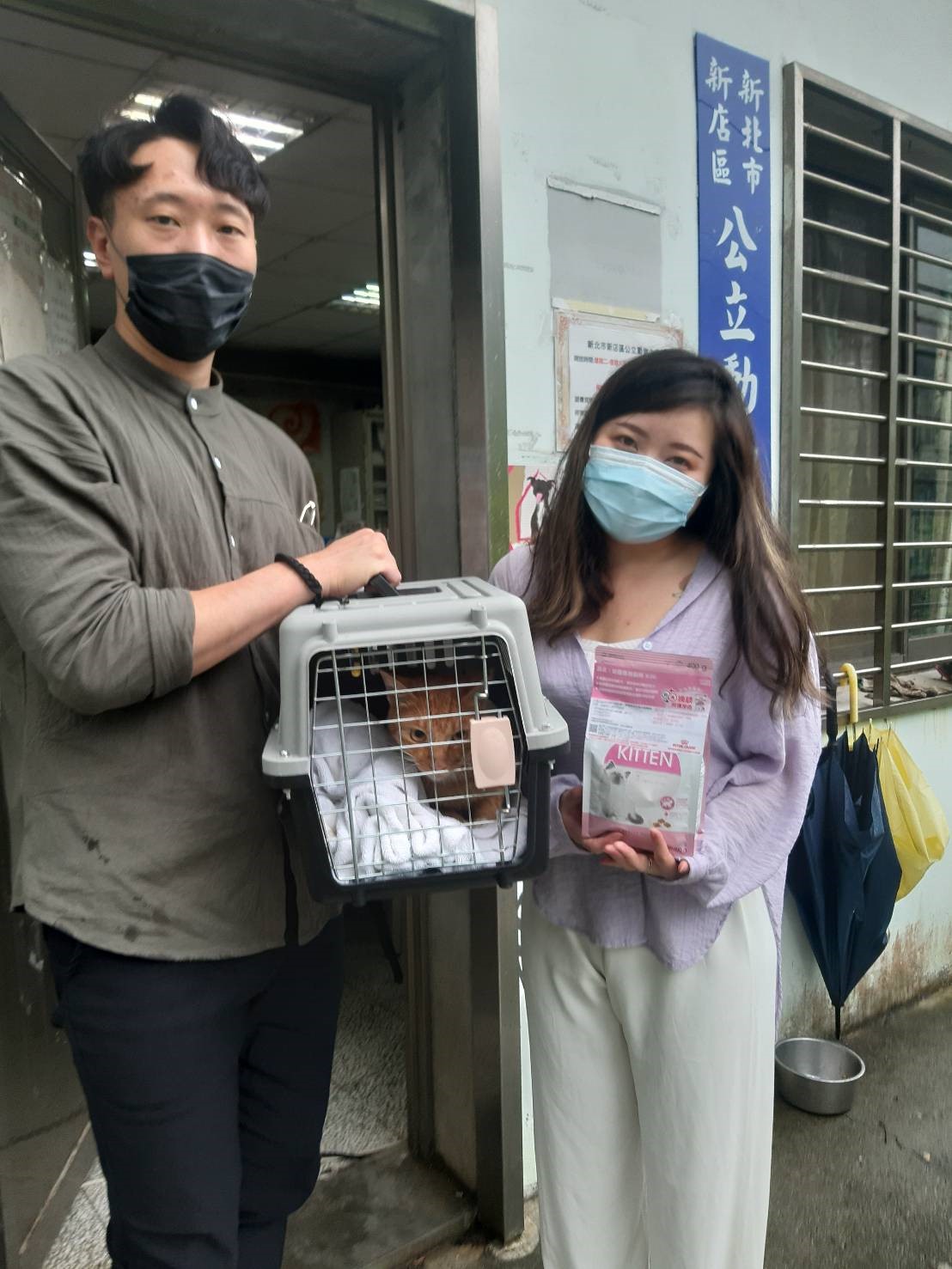 吳小姐在生日當天見到豆皮，互動10分鐘決定認養回家。（新北動保處提供）