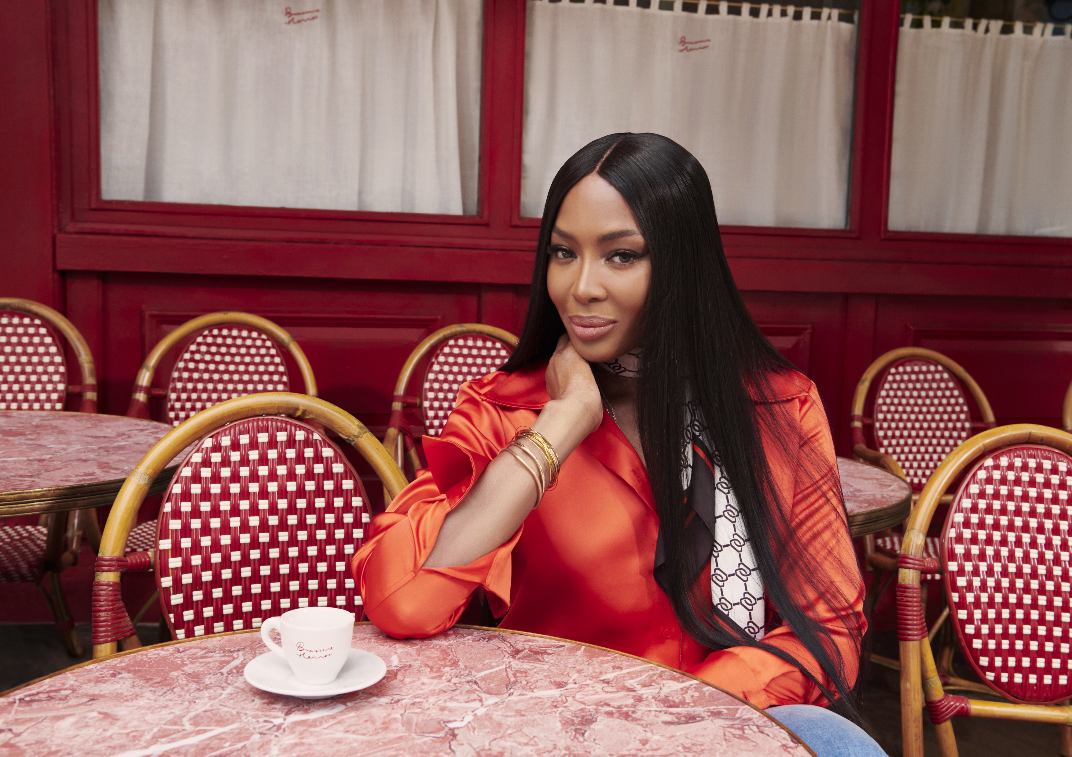 H&M邀請超模娜歐蜜坎貝爾演繹2022秋冬的法式風情。（H&M提供）