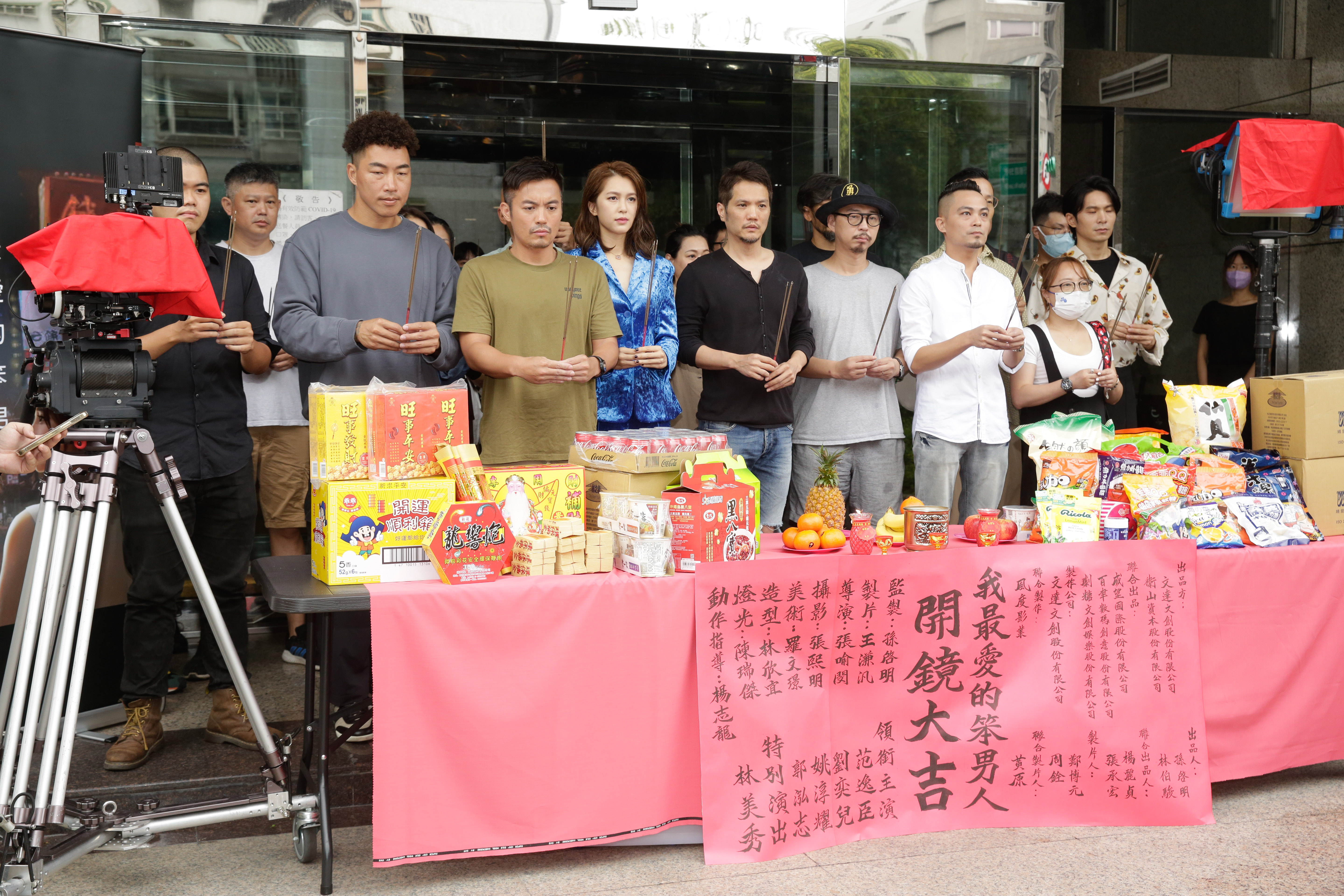 電影《我最愛的笨男人》24日開鏡，全體劇組人員都出席開鏡儀式。