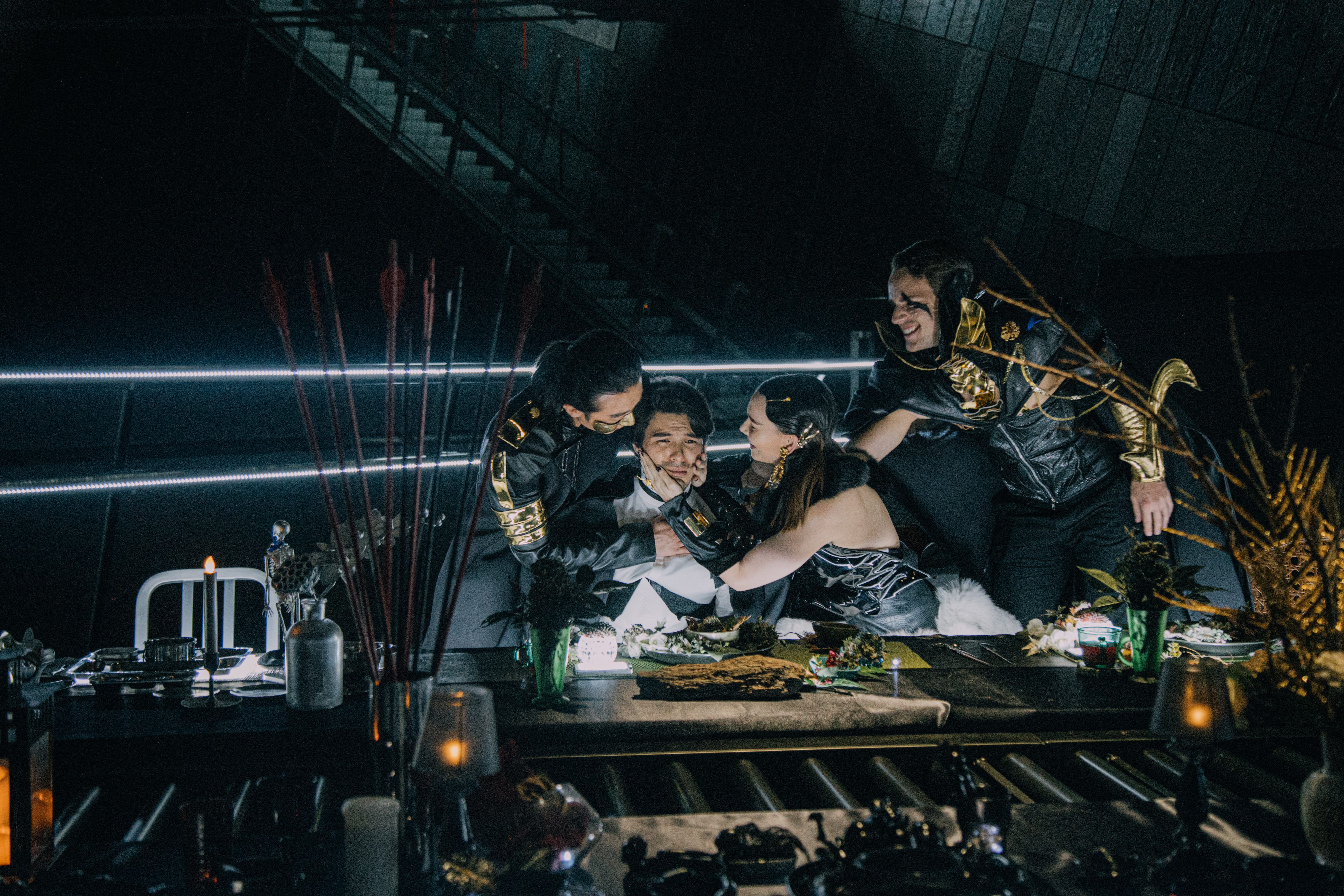 鳳小岳被紀培慧及張懷秋脅迫吃人肉,一臉痛苦表情,另外2人卻一臉得意。(Alexander King Chen 提供)