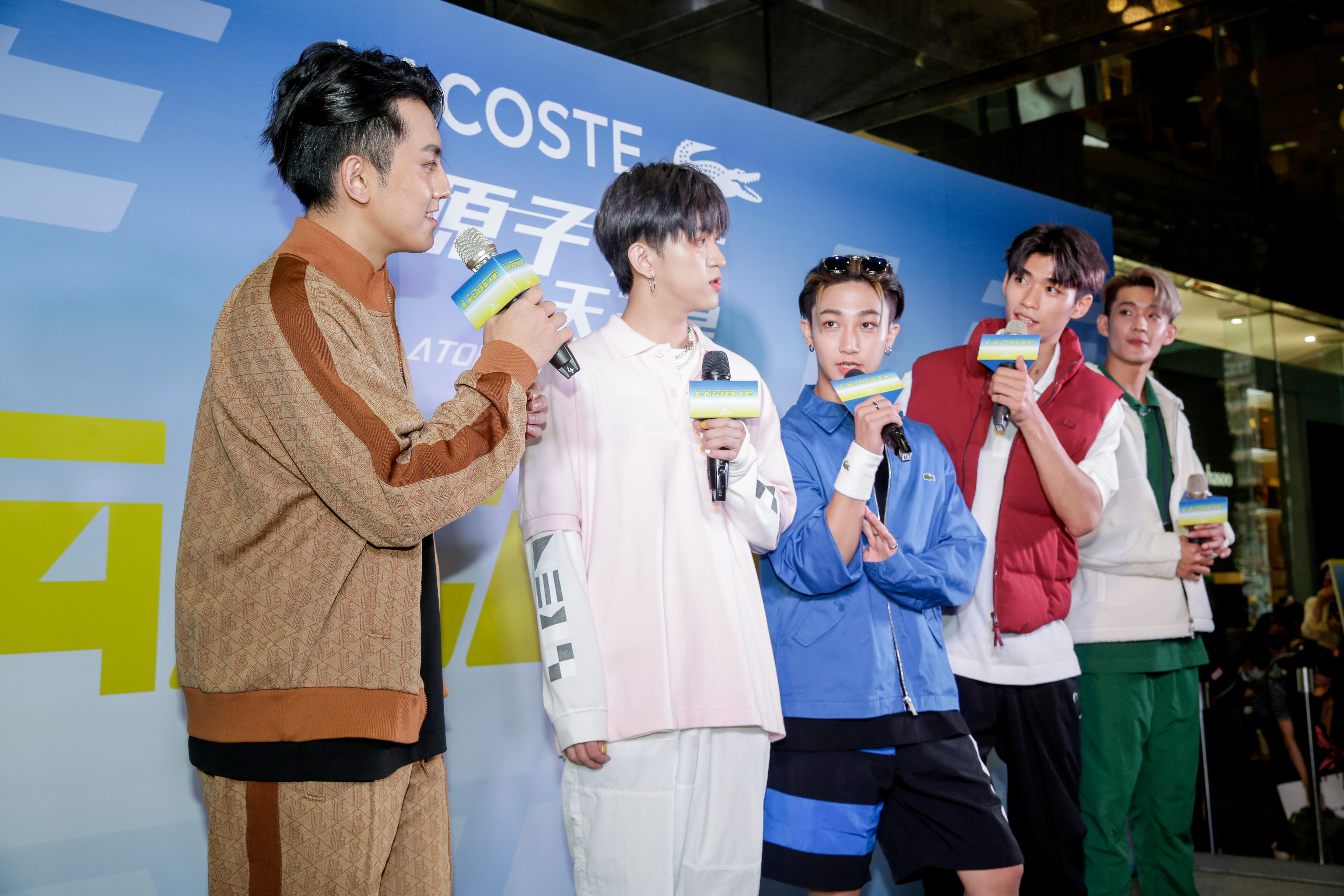 天王星成員（右起）高胥崴、蔡承祐、小孩、吳昱廷、高有翔，今（24）日參與知名品牌活動的一日店長。