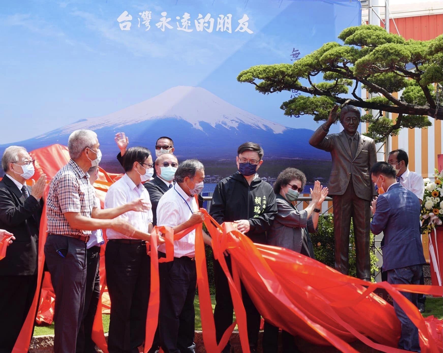 安倍晉三銅像在高雄紅毛港保安堂正式揭幕。(翻攝自陳菊臉書)