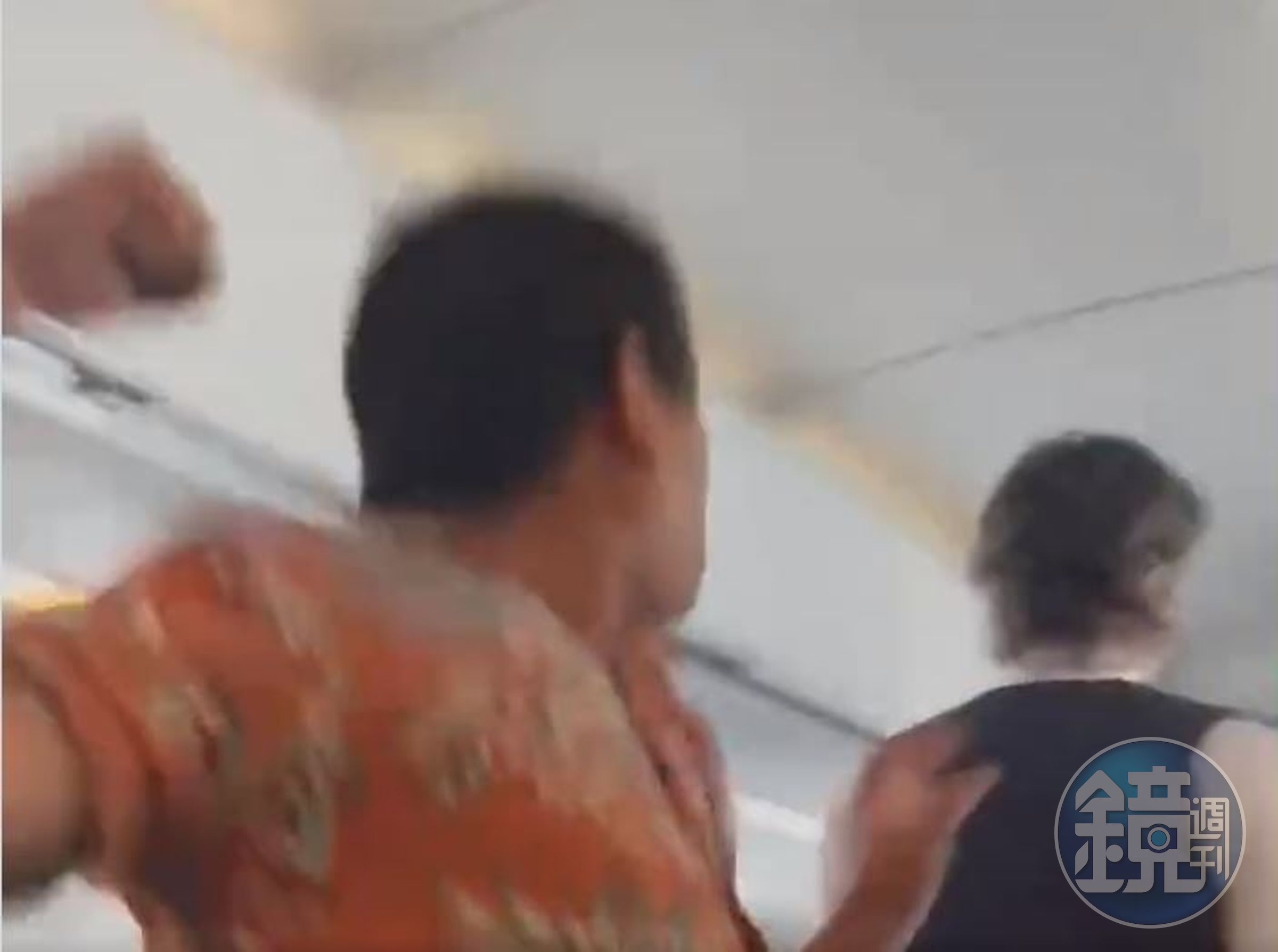 男子在飛機上騷擾空姐又跑去頭等艙胡鬧，不爽被空服員制止，朝對方後腦朝揮拳。（翻攝推特）