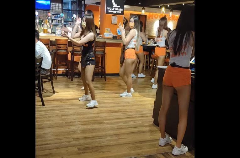 外送員載女友跑外送,等餐時看辣妹跳舞消火,反倒讓女友「森氣氣」。(翻攝臉書社團「外送員的奇聞怪事」)