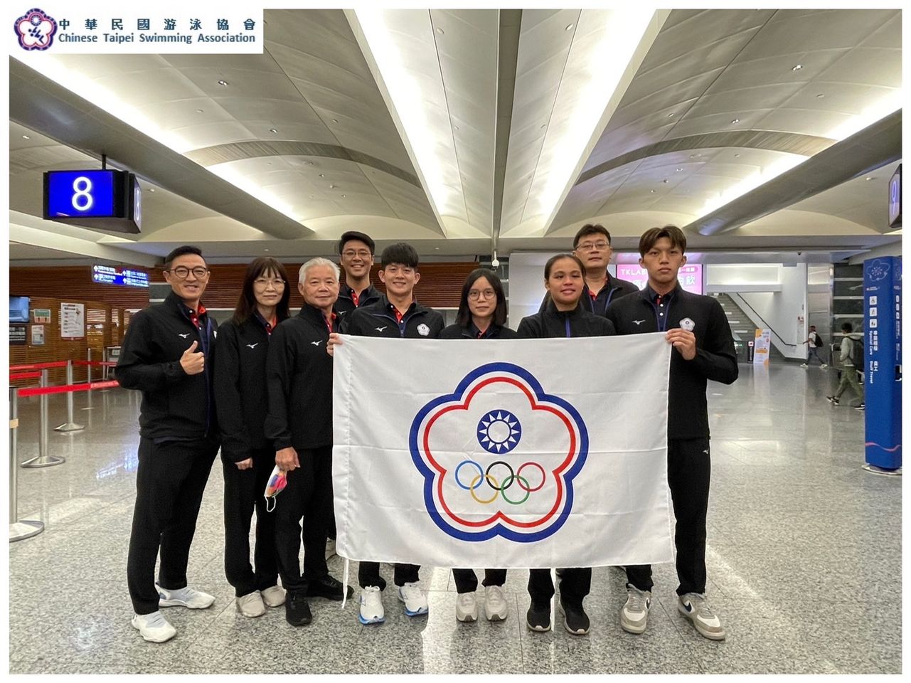 我國泳將鄧雨彣（前排右3）、卓承齊（前排左4）在公開水域亞錦賽摘下1金1銀1銅，曾楷文（前排右1）和黃子怡（前排右2）也表現不俗。（翻攝自中華民國游泳協會 Chinese Taipei Swimming Association臉書）