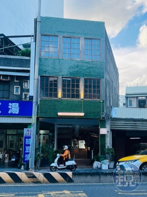 去年12月底從府前路搬到西門路這棟3層樓老屋中，招牌非常低調。