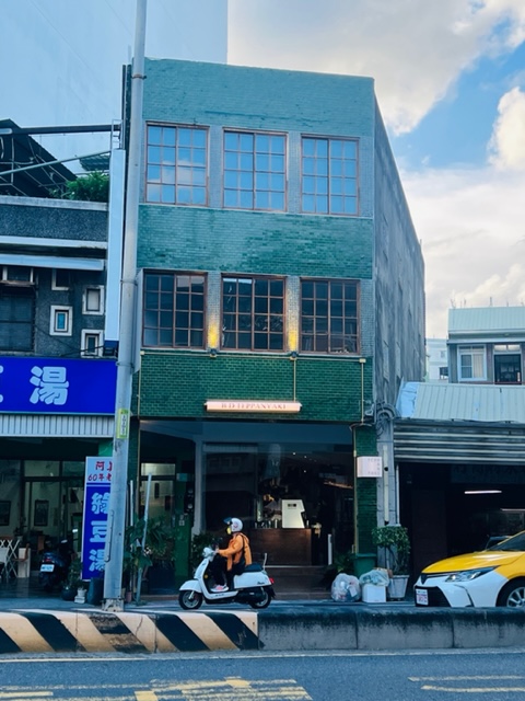 去年12月底從府前路搬到西門路這棟3層樓老屋中，招牌非常低調。