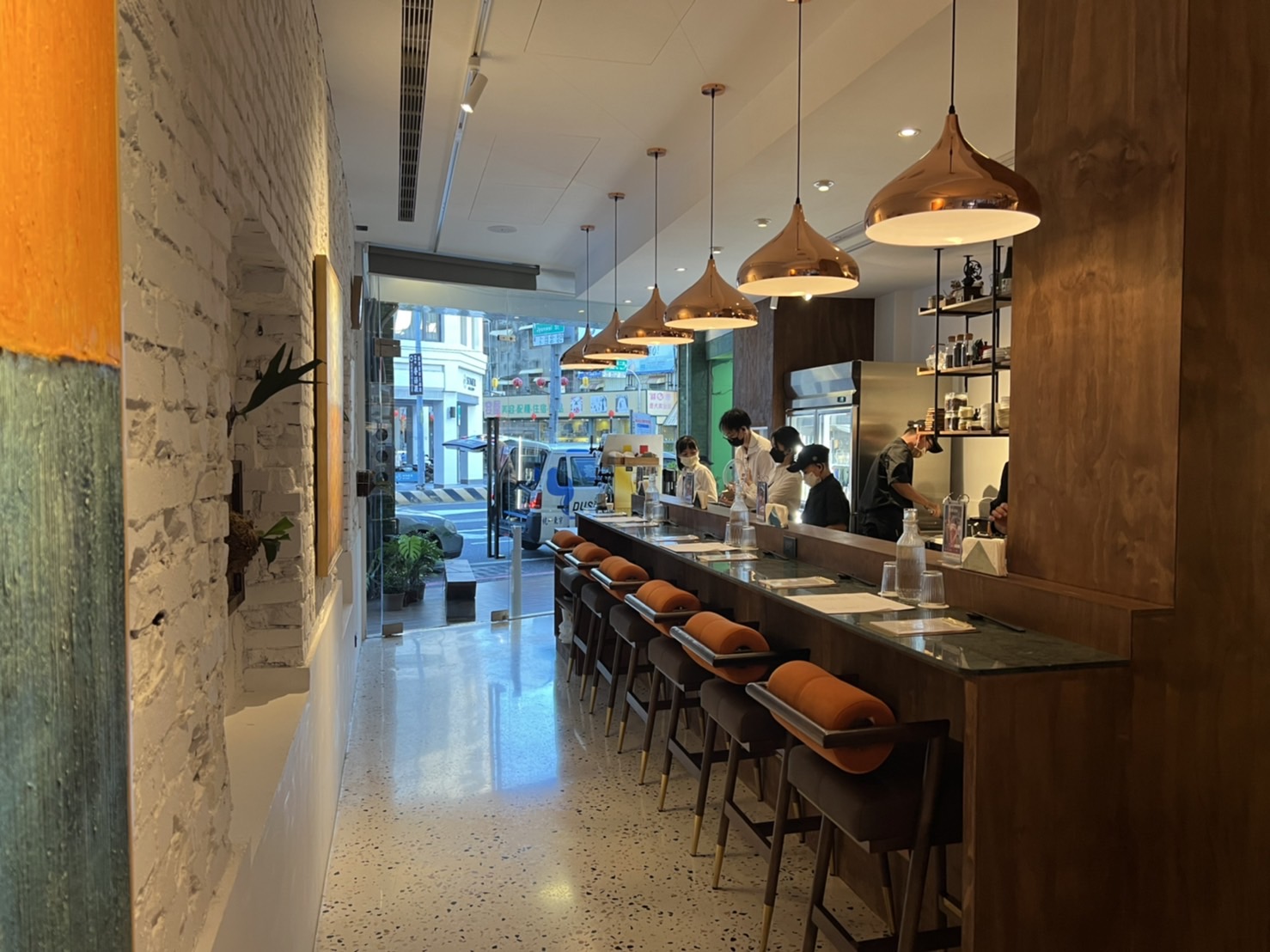 坐在進門處的吧台位置，應該可以看見鐵板料理情景。