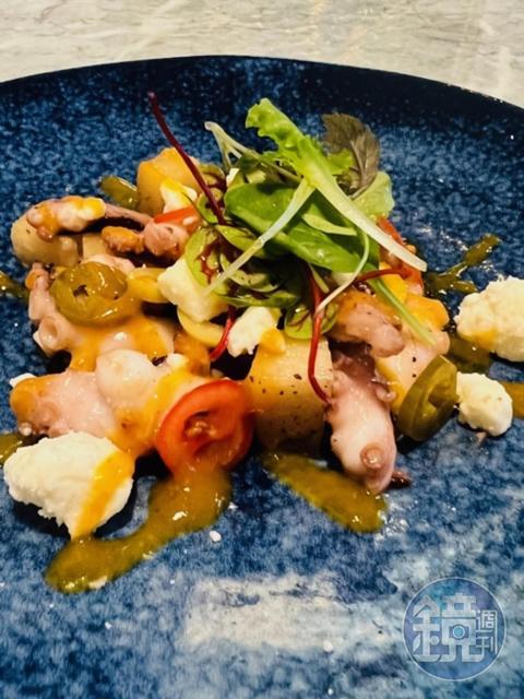 當煙霧散去，留下以酸辣提味的「煙燻章魚」，Q彈美味。（1,760元2人套餐菜色）